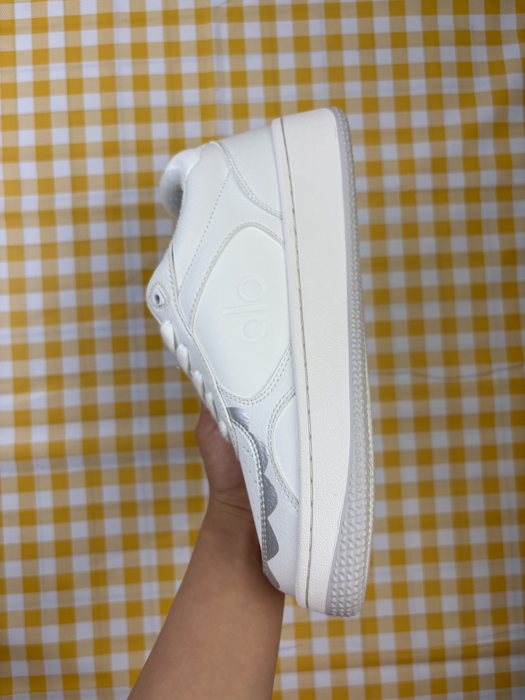 🈴💰180
【公司级】ALO YOGA RECOVERY MODE 舒适简约小白鞋 防滑耐磨 低帮 运动板鞋 男女款 明星圈很火的alo🤍真的很贵气 质感一绝 鞋垫有一点厚度 小个子秒增高 4-5cm🤩这鞋轻便柔软，日常通勤逛街完全没问题。📢📢📢虽小众 但优雅‼️ Alo 小白鞋🤍🤎一只鞋就有7个Alo品牌的logo（鞋底、鞋侧、鞋舌、鞋跟、鞋垫和鞋底），鞋底有一圈咖啡色点缀的橡胶底，鞋垫巨厚，起码增高3、4厘米，还附赠一副纯白鞋带。#你永远可以相信小白鞋  #Alo瑜伽裤  #我的球鞋日记  #甜出圈的心动好鞋  #得物开新橱窗 ￼alo yoga  #alo女孩  ㅤ#aloyoga  ㅤ#增高小白鞋  #高颜值增高  #aloyoga新品  ㅤ

尺码:  36-45含半码
编码: 704