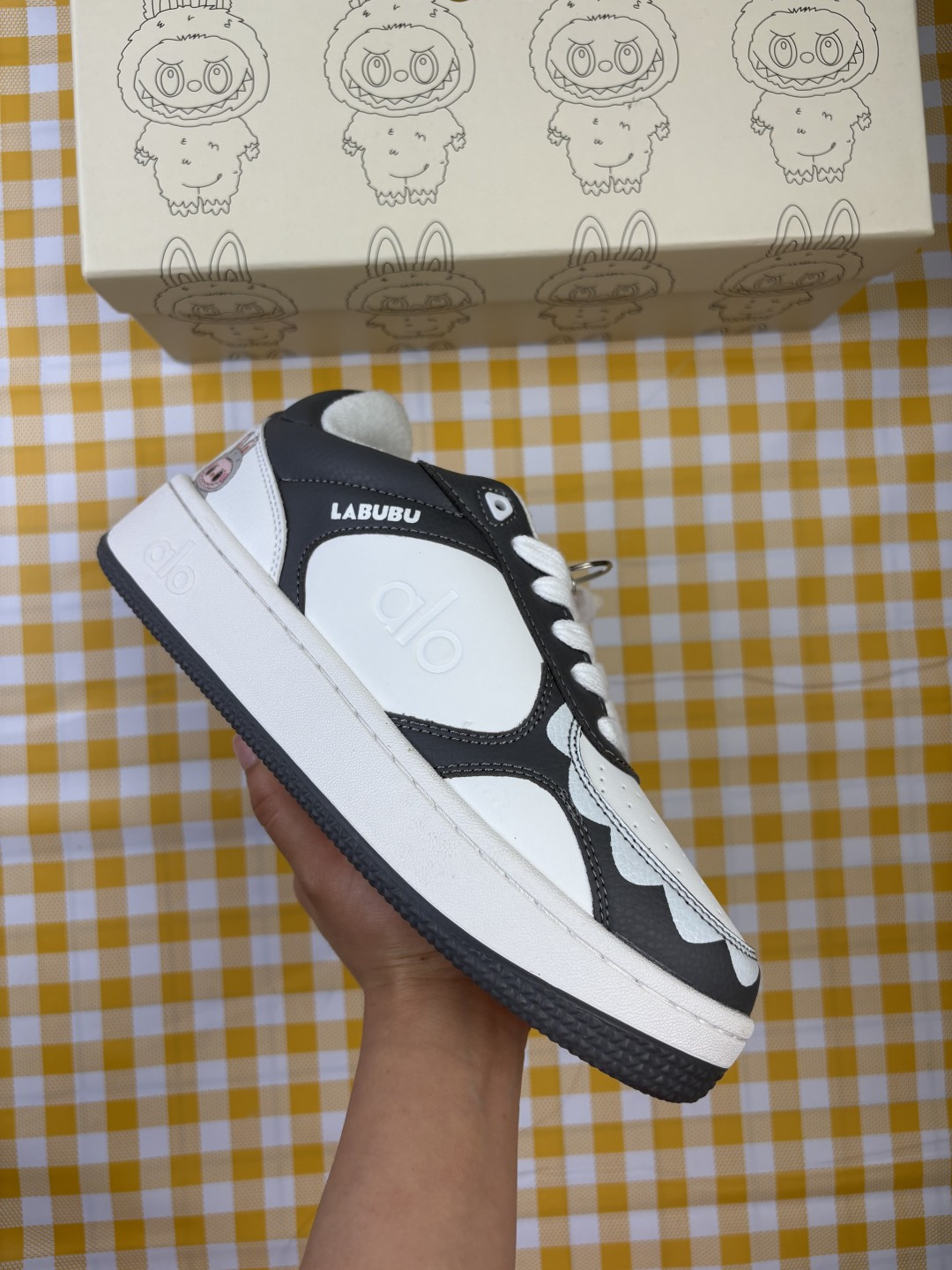 🈴💰180
【公司级】ALO YOGA RECOVERY MODE 舒适简约小白鞋 防滑耐磨 低帮 运动板鞋 男女款 明星圈很火的alo🤍真的很贵气 质感一绝 鞋垫有一点厚度 小个子秒增高 4-5cm🤩这鞋轻便柔软，日常通勤逛街完全没问题。📢📢📢虽小众 但优雅‼️ Alo 小白鞋🤍🤎一只鞋就有7个Alo品牌的logo（鞋底、鞋侧、鞋舌、鞋跟、鞋垫和鞋底），鞋底有一圈咖啡色点缀的橡胶底，鞋垫巨厚，起码增高3、4厘米，还附赠一副纯白鞋带。#你永远可以相信小白鞋  #Alo瑜伽裤  #我的球鞋日记  #甜出圈的心动好鞋  #得物开新橱窗 ￼alo yoga  #alo女孩  ㅤ#aloyoga  ㅤ#增高小白鞋  #高颜值增高  #aloyoga新品  ㅤ

尺码:  36-45含半码
编码: 704