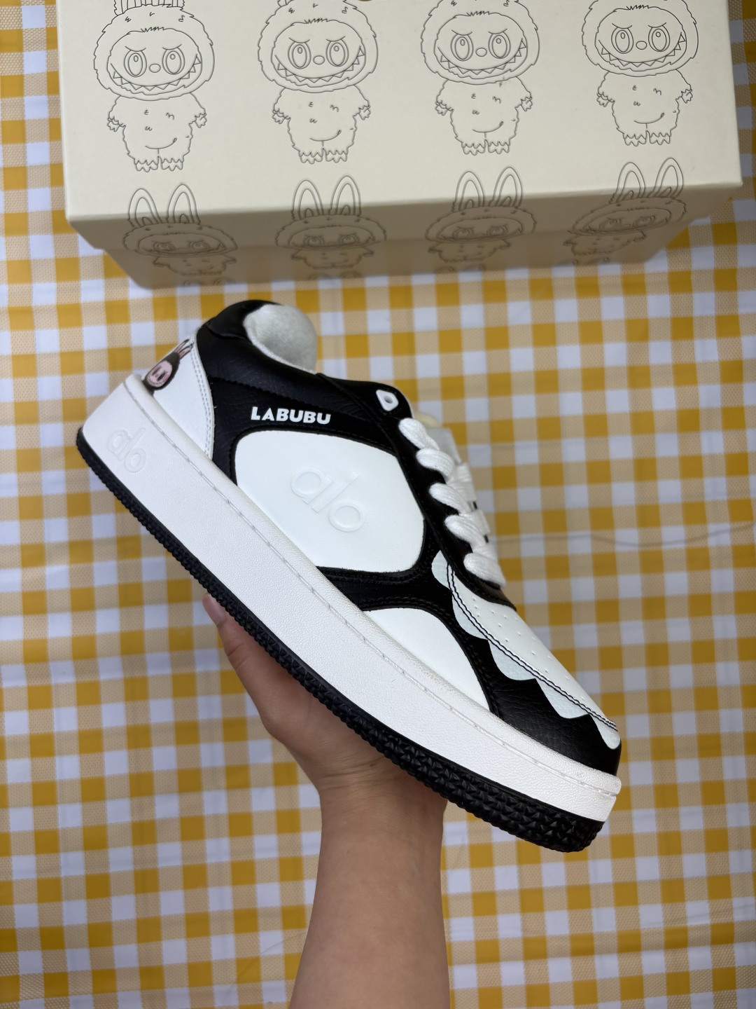 🈴💰180
【公司级】ALO YOGA RECOVERY MODE 舒适简约小白鞋 防滑耐磨 低帮 运动板鞋 男女款 明星圈很火的alo🤍真的很贵气 质感一绝 鞋垫有一点厚度 小个子秒增高 4-5cm🤩这鞋轻便柔软，日常通勤逛街完全没问题。📢📢📢虽小众 但优雅‼️ Alo 小白鞋🤍🤎一只鞋就有7个Alo品牌的logo（鞋底、鞋侧、鞋舌、鞋跟、鞋垫和鞋底），鞋底有一圈咖啡色点缀的橡胶底，鞋垫巨厚，起码增高3、4厘米，还附赠一副纯白鞋带。#你永远可以相信小白鞋  #Alo瑜伽裤  #我的球鞋日记  #甜出圈的心动好鞋  #得物开新橱窗 ￼alo yoga  #alo女孩  ㅤ#aloyoga  ㅤ#增高小白鞋  #高颜值增高  #aloyoga新品  ㅤ

尺码:  36-45含半码
编码: 704