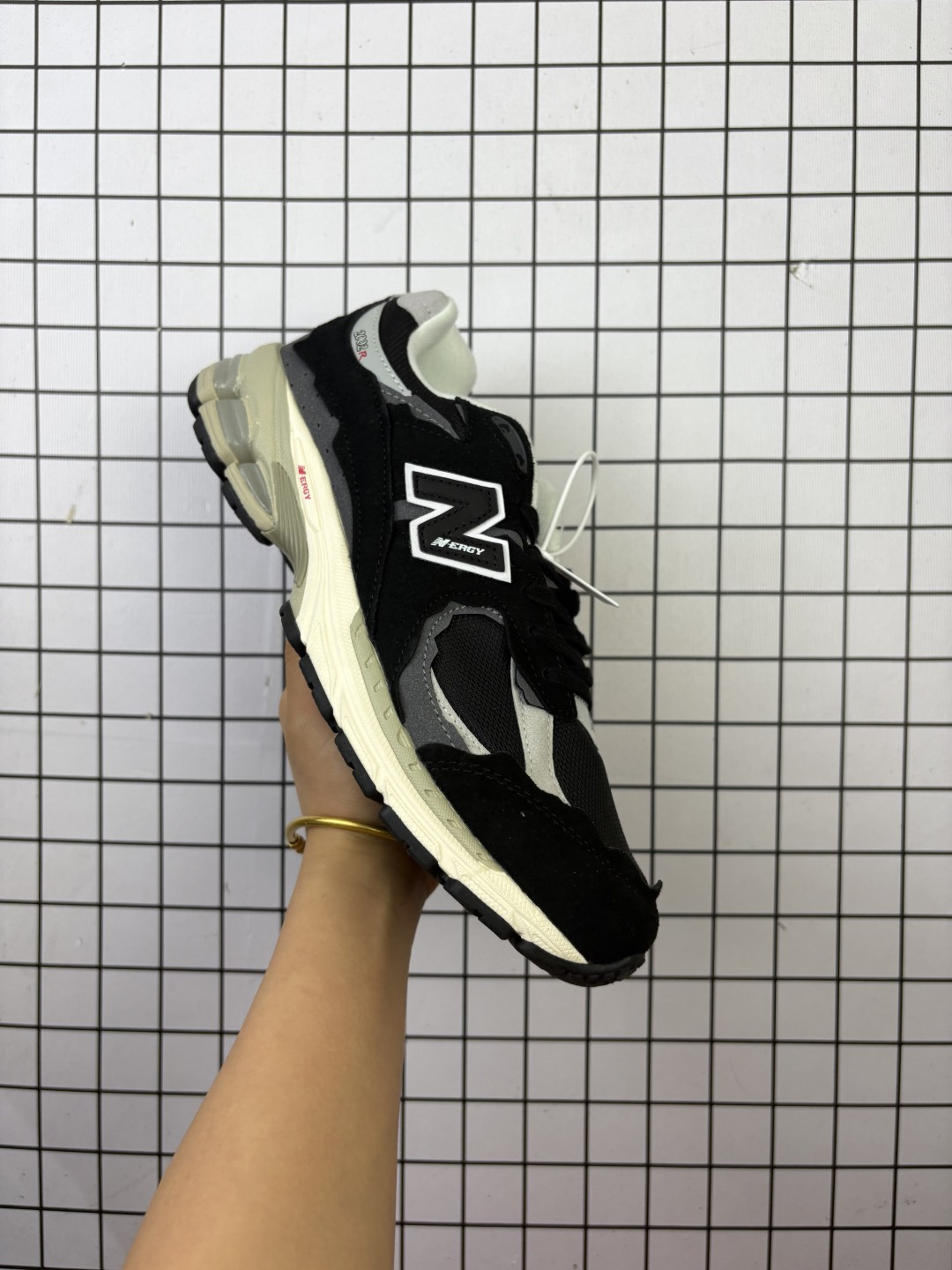💰110
New Balance 2002 复古单品
 鞋款延续了经典科技，升级版N-ERGY缓震物料机能与材质上脚太舒适了，鞋面的柔软麂皮搭配尼龙网布，特别透气而且还复古感，不管是搭配牛仔裤还工装裤都是百搭
货号：M2002RDJ
尺码：36 37 37.5 38 38.5 39.5 40 40.5 41.5 42 42.5 43 44 45
编码554