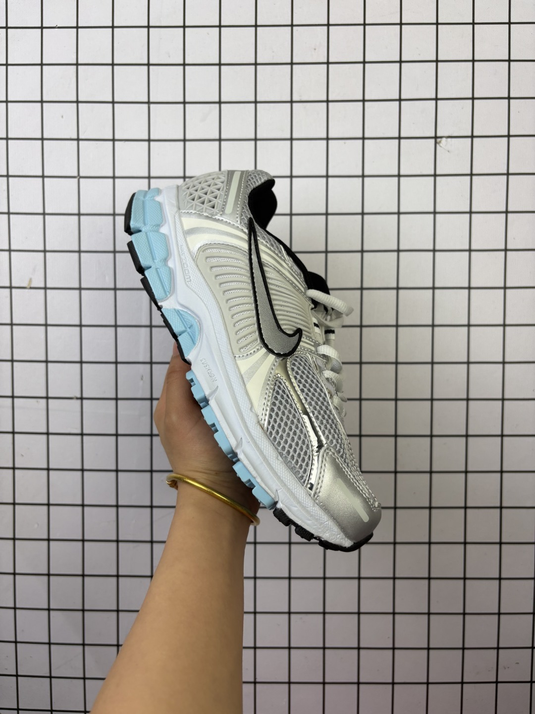 💰110 NK Zoom Vomero 5 沙漠灰复古轻便休闲跑步鞋 采用环保纤维革饰片组合网眼布鞋面材质# 升级正确后跟TPU加固# 耐弯折热塑框架支撑鞋身# 中底搭载EVA轻量缓震 货号：HF1877 尺码：36-45 编码大Y