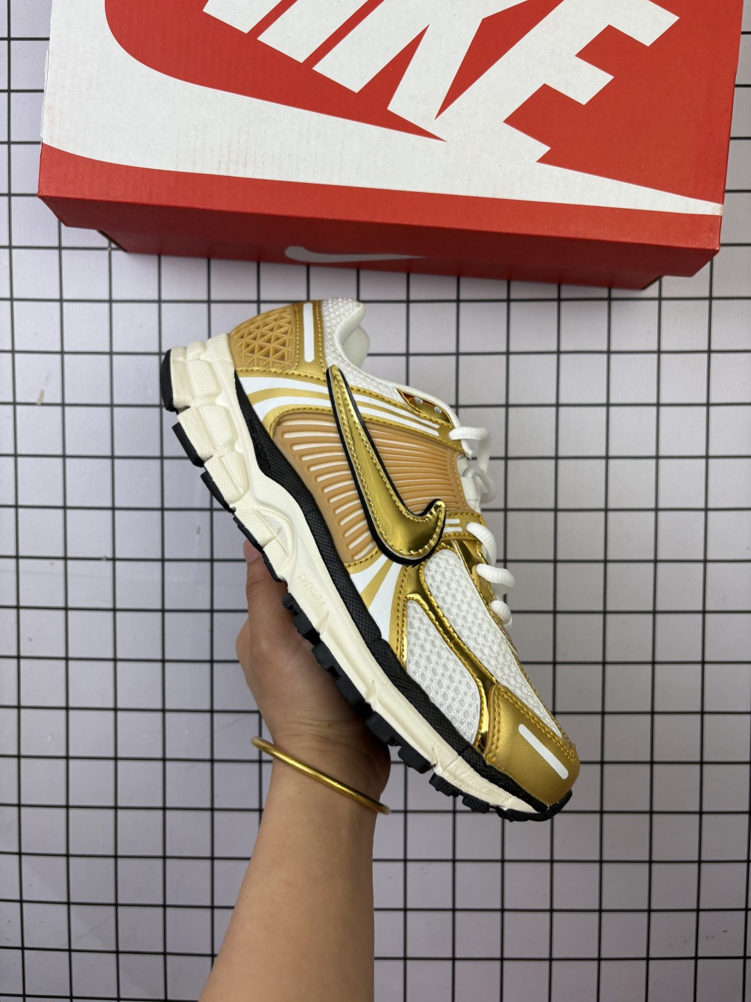 🈴💰110 NK Zoom Vomero 5 沙漠灰复古轻便休闲跑步鞋 采用环保纤维革饰片组合网眼布鞋面材质# 升级正确后跟TPU加固# 耐弯折热塑框架支撑鞋身# 中底搭载EVA轻量缓震 货号：HF1877 尺码：36-45 编码大Y