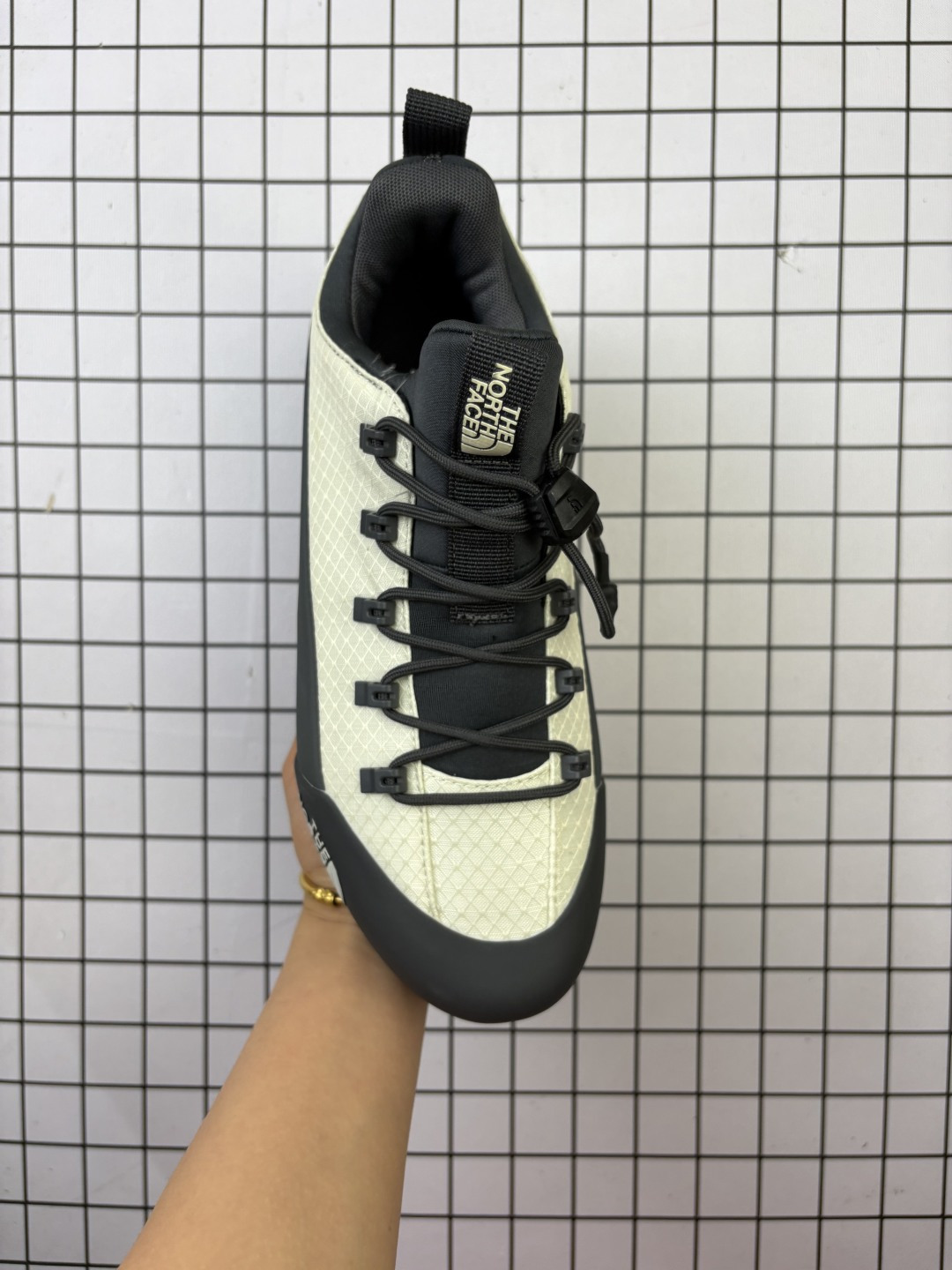 💰190
原楦型开发纸版,采用防剐蹭复合牛津布料组合模塑鞋头橡胶片鞋面材质,中底嵌入EVA缓震组合耐磨锯齿耐磨橡胶大底❗北面机能风鞋太酷了!著名户外品牌-北面/The North Face Glenclyffe Low 格伦斯尼斯系列低帮机能户外风徒步登山运动训练鞋“ NF0A817B6S4-080
码数:37 38 38.5 39 40 40.5 41 42 42.5 43 44 45 46
编码766