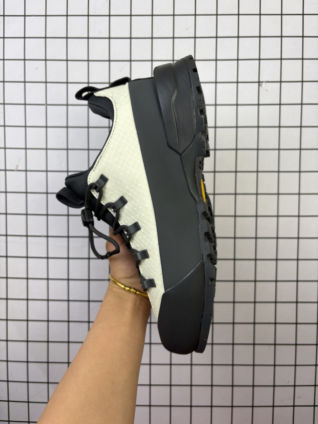 💰190
原楦型开发纸版,采用防剐蹭复合牛津布料组合模塑鞋头橡胶片鞋面材质,中底嵌入EVA缓震组合耐磨锯齿耐磨橡胶大底❗北面机能风鞋太酷了!著名户外品牌-北面/The North Face Glenclyffe Low 格伦斯尼斯系列低帮机能户外风徒步登山运动训练鞋“ NF0A817B6S4-080
码数:37 38 38.5 39 40 40.5 41 42 42.5 43 44 45 46
编码766