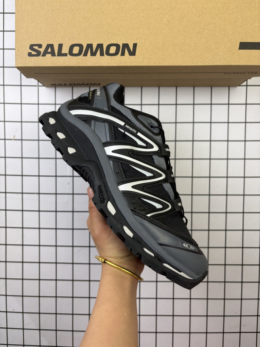 Salomon XT-Quest ADV ” Beige “ 萨洛蒙 探索者系列户外越野跑鞋 474789 鞋面采用SENSIFIT贴合技术 全方位贴合包裹脚型 鞋跟部鞋底牵引设计 提供强大的抓地性能 更适应野外崎岖不平的道路 其3D ADVANCED CHASSIS底盘 材料轻量大化 钉齿设计更具稳定性、防护性 鞋底易磨损区运用CONTAGRIP高耐磨材料 应对城市硬质路面长距离跑考验 货号:417590 32 编码688
