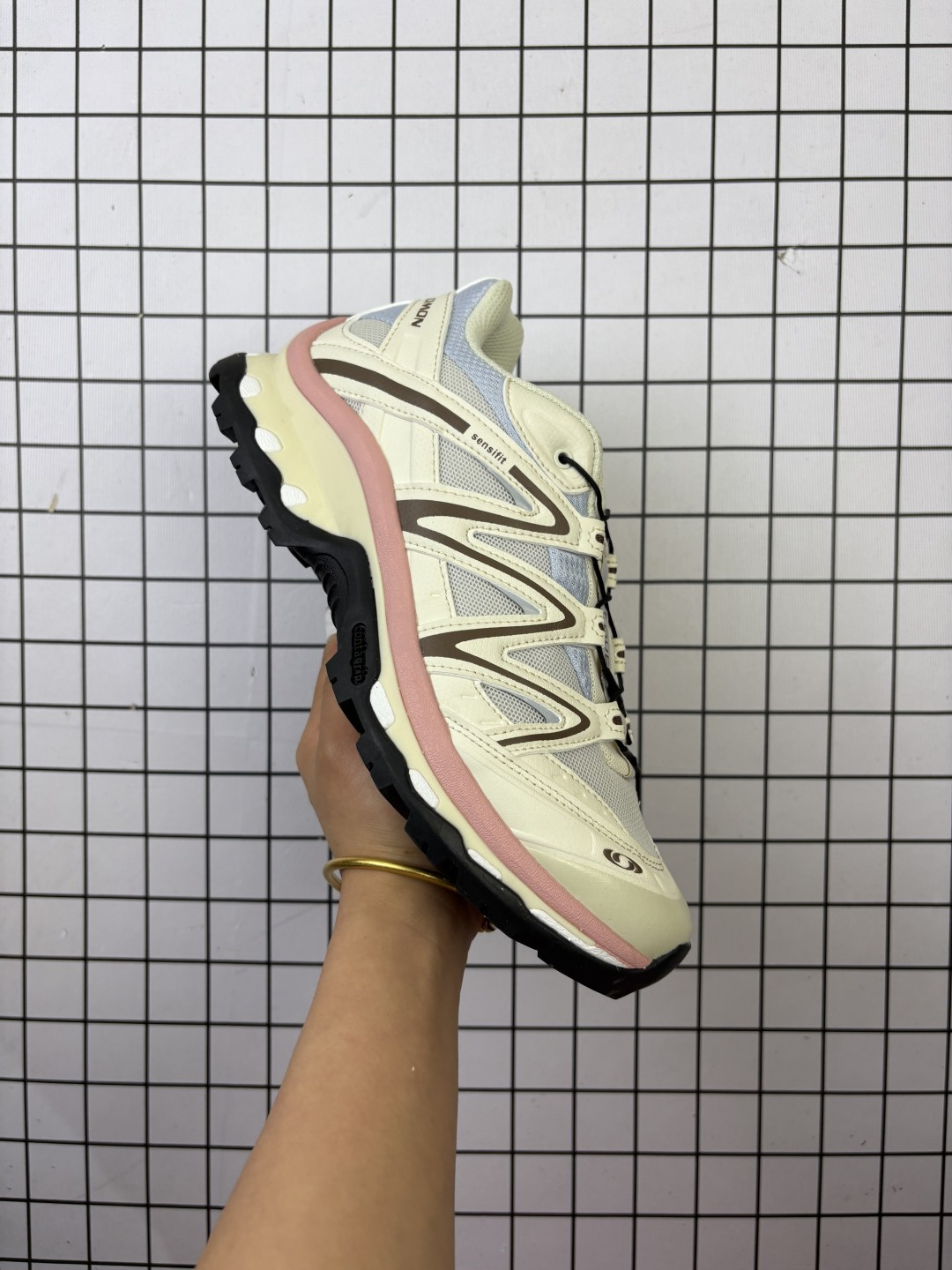 Salomon XT-Quest ADV ” Beige “ 萨洛蒙 探索者系列户外越野跑鞋 474789 鞋面采用SENSIFIT贴合技术 全方位贴合包裹脚型 鞋跟部鞋底牵引设计 提供强大的抓地性能 更适应野外崎岖不平的道路 其3D ADVANCED CHASSIS底盘 材料轻量大化 钉齿设计更具稳定性、防护性 鞋底易磨损区运用CONTAGRIP高耐磨材料 应对城市硬质路面长距离跑考验 货号:417590 32 编码688