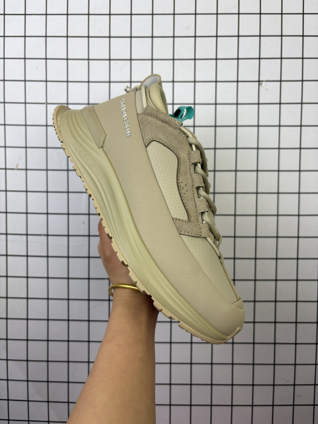 💰200 公司级✅原楦开发纸版楦型#采用防水耐磨纤维革组合采用固色翻毛皮与头层皮饰片鞋面材质#中底增高加厚缓震PU组合防滑耐磨锯齿大底❗️秋境无际,逸界前行！加拿大服饰品牌/加拿大鹅Canada Goose Glacier Trail Sneaker冰川越野系列低帮厚底轻量户外登山运动鞋“米白海军蓝黑”7785M_600 尺码：36-45 编码：688 Canada Goose加拿大鹅推出2024秋冬系列新品，为衣橱增添季节质感，赋予造型多样可能，令你尽情展现个性，以焕新风貌探享无界自然。本季以升级功能性面料与深邃色调为基调，呈现多款个性行装与鞋履配饰单品，轻松应对季节过渡时期的多变气候，无论是畅游在都市街巷，抑或是穿梭于静谧旷野，皆能提供时刻的周到防护，随心前行，万境无拘。以轻盈之姿，跨越四季变换，探寻广袤新境。Canada Goose 加拿大鹅Glacier Trail运动鞋采用创新透气的HDry®技术制成，优异性能与多样功能性融入时尚设计中，多款清新、自然的全新配色，轻松适配不同场景，与你一同游弋都市街头，或邂逅自然秘境，踏遍精彩旅途