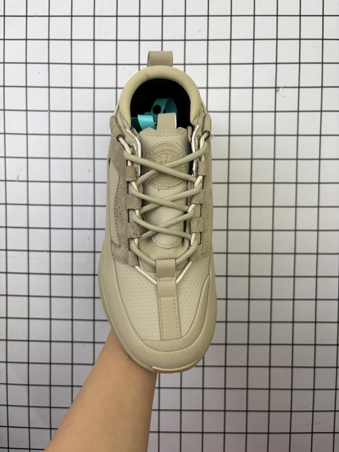 💰200 公司级✅原楦开发纸版楦型#采用防水耐磨纤维革组合采用固色翻毛皮与头层皮饰片鞋面材质#中底增高加厚缓震PU组合防滑耐磨锯齿大底❗️秋境无际,逸界前行！加拿大服饰品牌/加拿大鹅Canada Goose Glacier Trail Sneaker冰川越野系列低帮厚底轻量户外登山运动鞋“米白海军蓝黑”7785M_600 尺码：36-45 编码：688 Canada Goose加拿大鹅推出2024秋冬系列新品，为衣橱增添季节质感，赋予造型多样可能，令你尽情展现个性，以焕新风貌探享无界自然。本季以升级功能性面料与深邃色调为基调，呈现多款个性行装与鞋履配饰单品，轻松应对季节过渡时期的多变气候，无论是畅游在都市街巷，抑或是穿梭于静谧旷野，皆能提供时刻的周到防护，随心前行，万境无拘。以轻盈之姿，跨越四季变换，探寻广袤新境。Canada Goose 加拿大鹅Glacier Trail运动鞋采用创新透气的HDry®技术制成，优异性能与多样功能性融入时尚设计中，多款清新、自然的全新配色，轻松适配不同场景，与你一同游弋都市街头，或邂逅自然秘境，踏遍精彩旅途