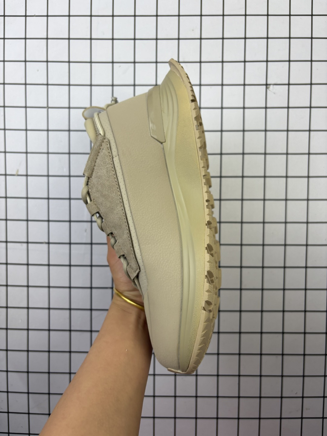 💰200 公司级✅原楦开发纸版楦型#采用防水耐磨纤维革组合采用固色翻毛皮与头层皮饰片鞋面材质#中底增高加厚缓震PU组合防滑耐磨锯齿大底❗️秋境无际,逸界前行！加拿大服饰品牌/加拿大鹅Canada Goose Glacier Trail Sneaker冰川越野系列低帮厚底轻量户外登山运动鞋“米白海军蓝黑”7785M_600 尺码：36-45 编码：688 Canada Goose加拿大鹅推出2024秋冬系列新品，为衣橱增添季节质感，赋予造型多样可能，令你尽情展现个性，以焕新风貌探享无界自然。本季以升级功能性面料与深邃色调为基调，呈现多款个性行装与鞋履配饰单品，轻松应对季节过渡时期的多变气候，无论是畅游在都市街巷，抑或是穿梭于静谧旷野，皆能提供时刻的周到防护，随心前行，万境无拘。以轻盈之姿，跨越四季变换，探寻广袤新境。Canada Goose 加拿大鹅Glacier Trail运动鞋采用创新透气的HDry®技术制成，优异性能与多样功能性融入时尚设计中，多款清新、自然的全新配色，轻松适配不同场景，与你一同游弋都市街头，或邂逅自然秘境，踏遍精彩旅途