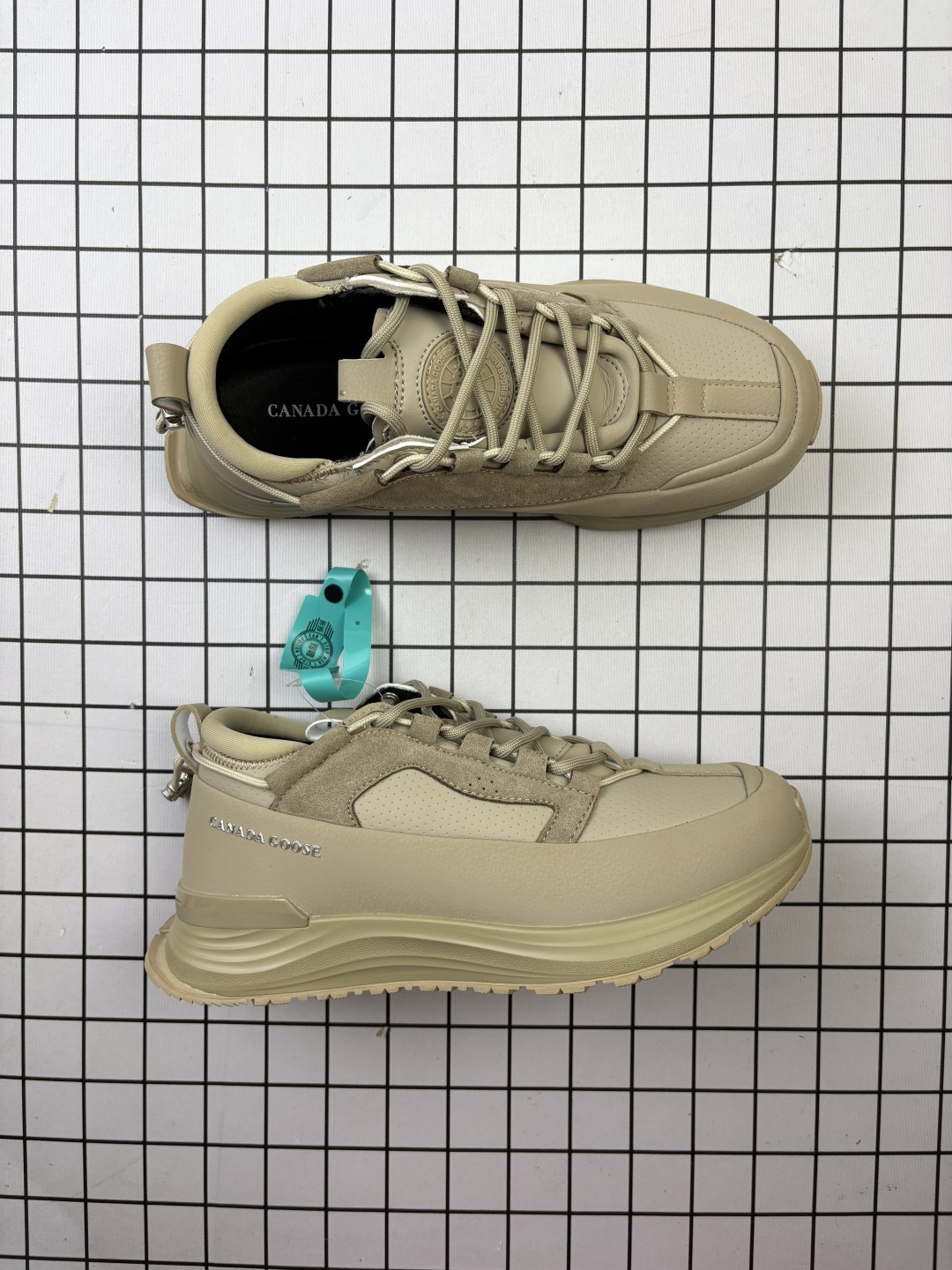 💰200 公司级✅原楦开发纸版楦型#采用防水耐磨纤维革组合采用固色翻毛皮与头层皮饰片鞋面材质#中底增高加厚缓震PU组合防滑耐磨锯齿大底❗️秋境无际,逸界前行！加拿大服饰品牌/加拿大鹅Canada Goose Glacier Trail Sneaker冰川越野系列低帮厚底轻量户外登山运动鞋“米白海军蓝黑”7785M_600 尺码：36-45 编码：688 Canada Goose加拿大鹅推出2024秋冬系列新品，为衣橱增添季节质感，赋予造型多样可能，令你尽情展现个性，以焕新风貌探享无界自然。本季以升级功能性面料与深邃色调为基调，呈现多款个性行装与鞋履配饰单品，轻松应对季节过渡时期的多变气候，无论是畅游在都市街巷，抑或是穿梭于静谧旷野，皆能提供时刻的周到防护，随心前行，万境无拘。以轻盈之姿，跨越四季变换，探寻广袤新境。Canada Goose 加拿大鹅Glacier Trail运动鞋采用创新透气的HDry®技术制成，优异性能与多样功能性融入时尚设计中，多款清新、自然的全新配色，轻松适配不同场景，与你一同游弋都市街头，或邂逅自然秘境，踏遍精彩旅途