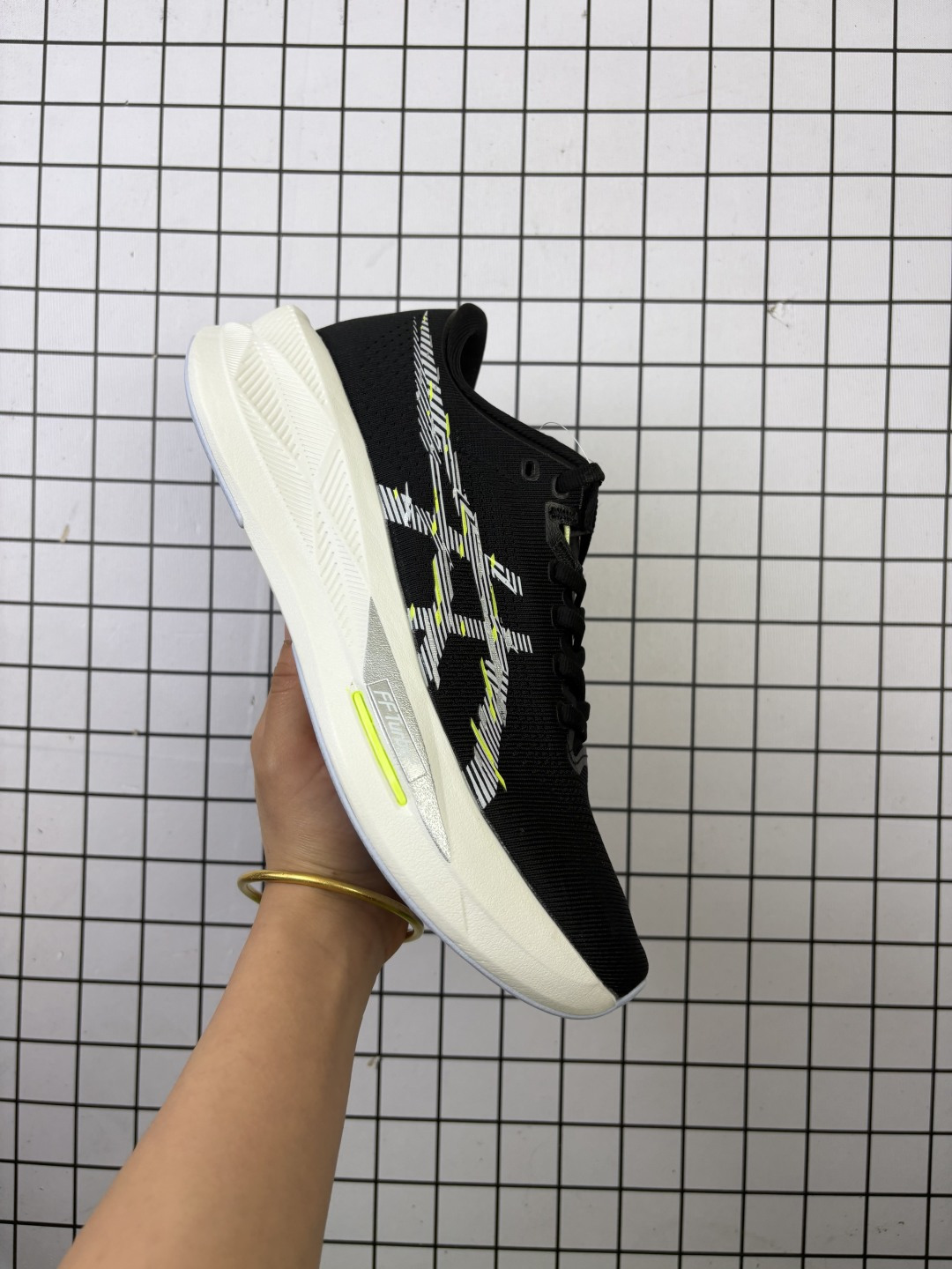 亚瑟士(ASICS)2025年男子SONICBLAST跑步鞋 1011C083-100 ASICS Sonicblast是亚瑟士2025年推出的全新回弹系列跑鞋,主打速度训练场景,采用FF TURBOTM SQUARED中底科技,强调高效响应与疾速体验,适用于日常节奏跑及长距离训练.采用双层Flytefoam Turbo泡棉+PEBAX板结构,上层FF TURBOTM SQUARED泡棉提供弹而不软的脚感,下层FF BLAST MAX稳定落地姿态,搭配Pebax板增强推进力.ASICS GRIP橡胶外底,30英里测试后仅轻微磨损,兼顾抓地力与耐用性.适合5-10公里节奏跑、轻松跑及半马以下长距离训练,非碳板设计降低门槛,适合进阶跑者提速需求.‌‌1鞋面采用提花网眼材质,透气包裹兼具;缝合式鞋舌与后跟支撑杯提供稳定锁定感,评测显示兼容多数脚型.‌‌ 货号:1012B862-001 半 编码: 688