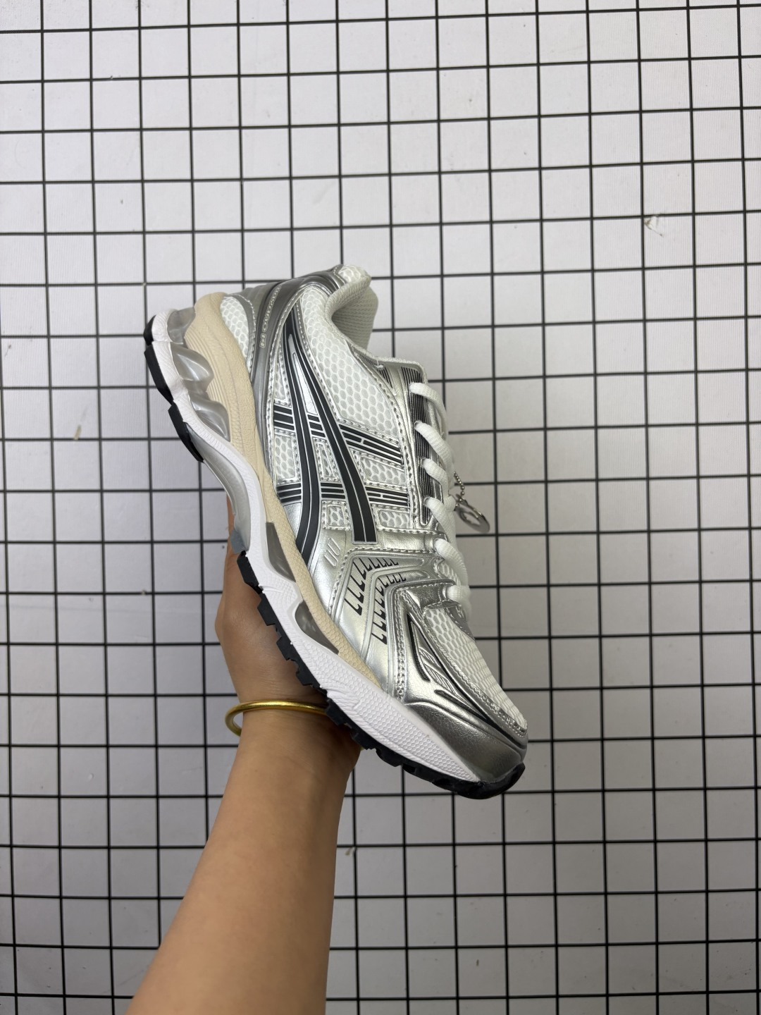 💰130
Asics/亚瑟士 采用环保太空合成革配合透气网眼布鞋面材质，中底3D可视GEL缓震胶效果，升级EVA全新缓震中底部位科技组合耐磨橡胶外底片❗️13年前经典首度回归,复刻魅力难挡！日本专业跑鞋品牌·亚瑟士/ASICS Gel Kayano 14"Cream Sweet Pink"卡亚诺14代系列轻量缓震休闲运动跑步鞋“金属银米白黑粉 

类型：男女鞋
码数：36 37 38 39 39.5 40.5 41.5 42 42.5 43.5 44 45
编码：688