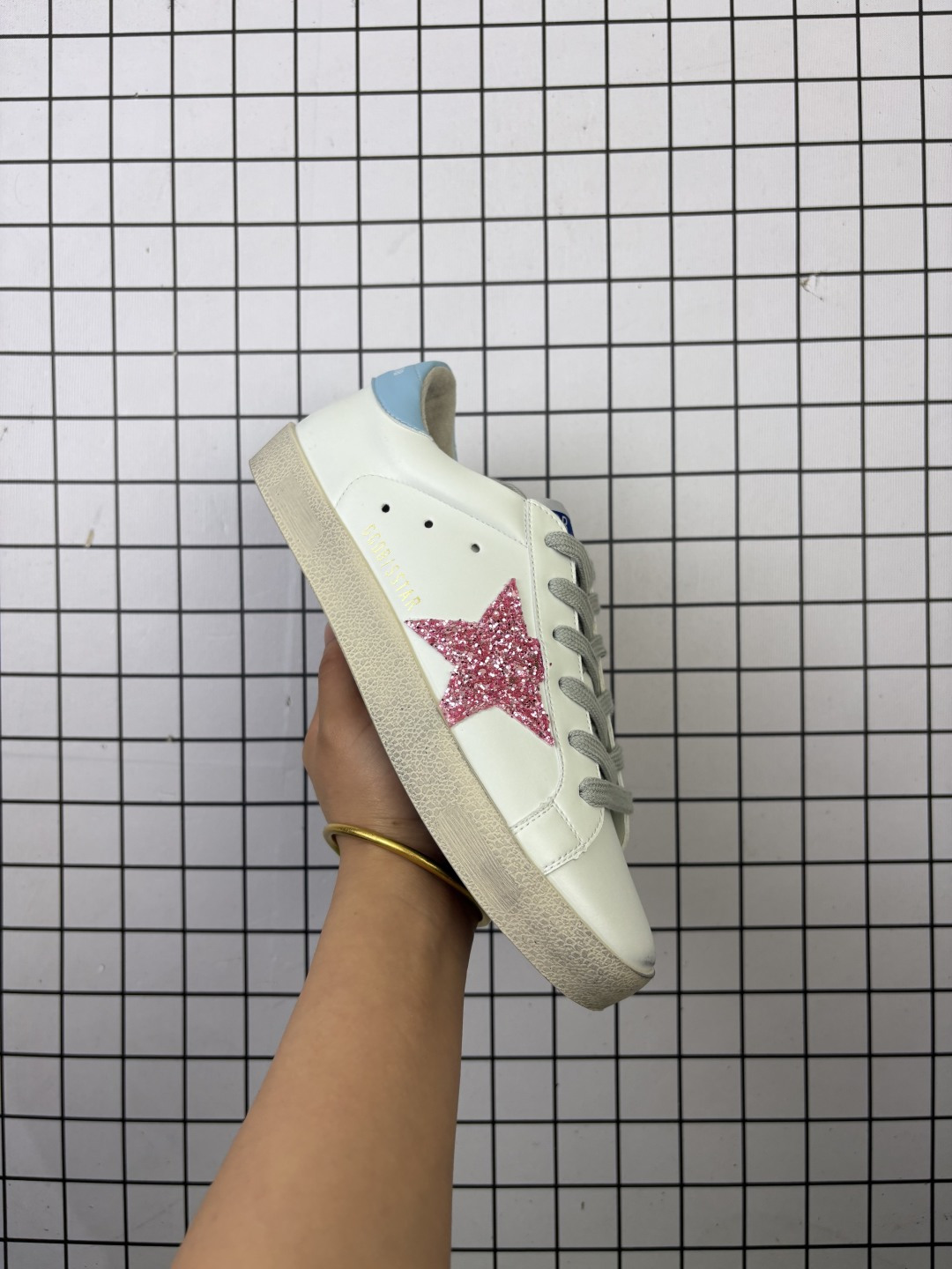 💰130
【公司级】Golden Goose Deluxe Brand SStar来自意大利GGDB脏出天际的小脏鞋 潮复古板鞋,宋仲基欧巴各种剧照上脚~日常上脚~纯正的意大利全进口小羊皮纯手工做旧处理 内里鞋垫全部都是小羊皮包裹 绝佳的上脚体验各种形态均可轻松驾驭360度无死角轻松驾驭。GGDB小脏鞋,秋冬新款 这是一双复古做旧风格的小脏鞋,Golden Goose#GGDB#手工打造、每一双都是独一无二的与众不同,潮圈、明星、达人、网红纷纷爱上,百搭上脚效果特好。
尺码: 35-40
编码:698