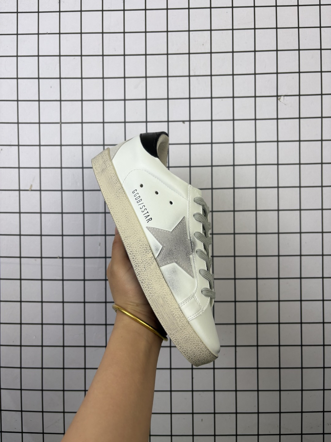 🈴💰130
【公司级】Golden Goose Deluxe Brand SStar来自意大利GGDB脏出天际的小脏鞋 潮复古板鞋,宋仲基欧巴各种剧照上脚~日常上脚~纯正的意大利全进口小羊皮纯手工做旧处理 内里鞋垫全部都是小羊皮包裹 绝佳的上脚体验各种形态均可轻松驾驭360度无死角轻松驾驭。GGDB小脏鞋,秋冬新款 这是一双复古做旧风格的小脏鞋,Golden Goose#GGDB#手工打造、每一双都是独一无二的与众不同,潮圈、明星、达人、网红纷纷爱上,百搭上脚效果特好。
尺码: 35-44
编码:698
