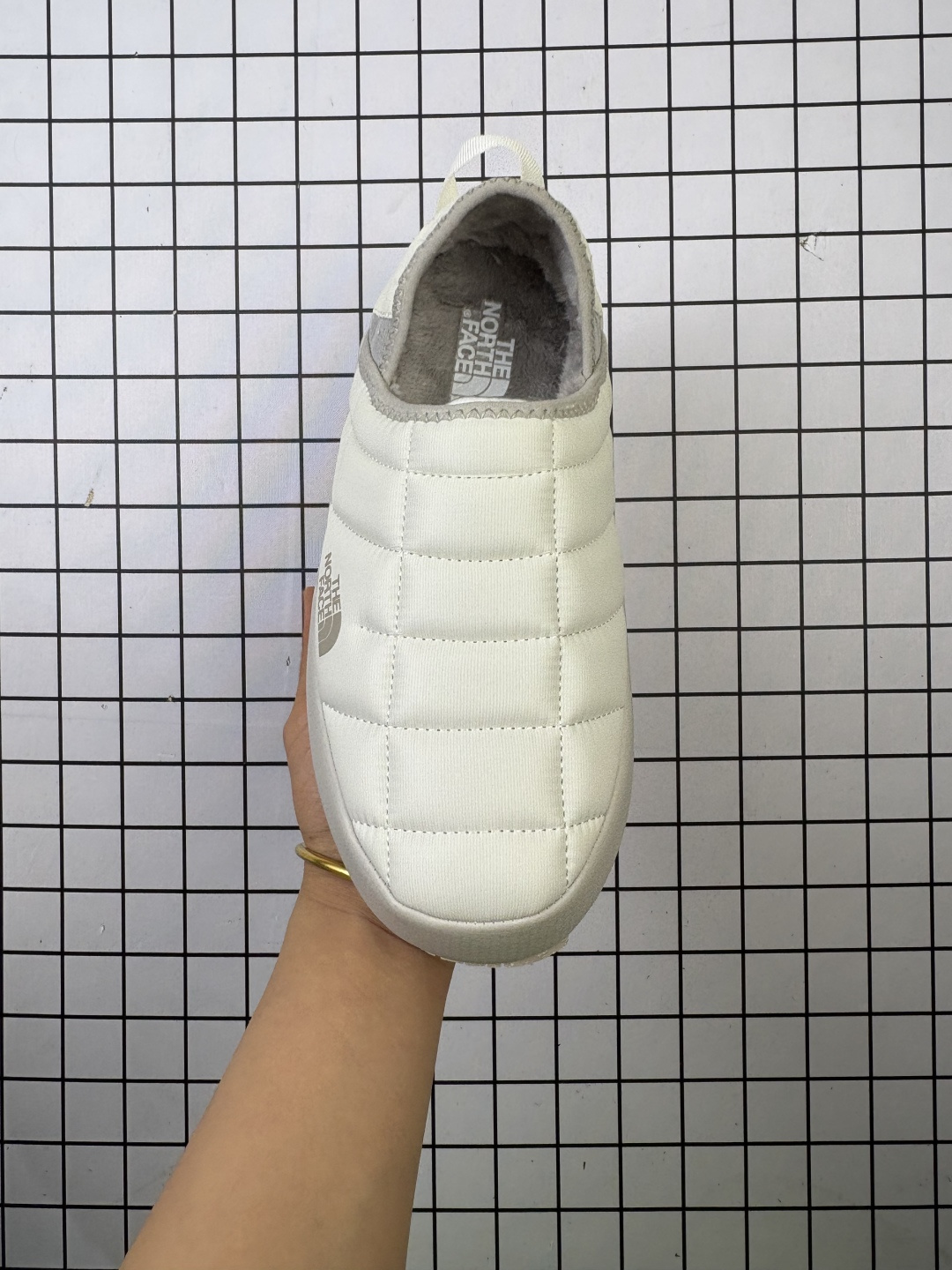 💰110
THE NORTH FACE北面男女鞋25春夏户外轻便透气舒适防滑休闲营地鞋板鞋 毛毛虫 复古百搭厚底增高运动板鞋 轻巧、柔软、温暖、灵活。居家室内一脚蹬休闲面包鞋采用尼龙帆布鞋面材质#外置轻量PU鞋底❗毛毛虫鞋的设计灵感来源于其独特的外观,鞋身采用柔软的材料,提供极佳的舒适度。鞋底设计考虑了抓地力,适合各种户外活动。此外,该鞋还具有良好的透气性,即使在长时间穿着下也能保持脚部干爽。
类型:男女鞋
码数:36-45
编码:698