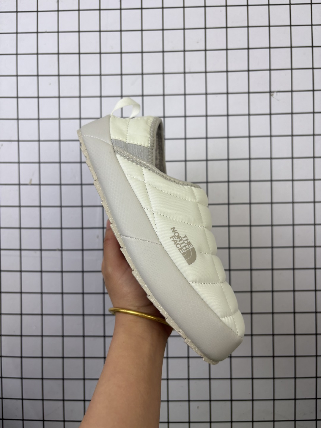 💰110
THE NORTH FACE北面男女鞋25春夏户外轻便透气舒适防滑休闲营地鞋板鞋 毛毛虫 复古百搭厚底增高运动板鞋 轻巧、柔软、温暖、灵活。居家室内一脚蹬休闲面包鞋采用尼龙帆布鞋面材质#外置轻量PU鞋底❗毛毛虫鞋的设计灵感来源于其独特的外观，鞋身采用柔软的材料，提供极佳的舒适度。鞋底设计考虑了抓地力，适合各种户外活动。此外，该鞋还具有良好的透气性，即使在长时间穿着下也能保持脚部干爽‌‌。

类型：男女鞋
码数：36-45
编码：698