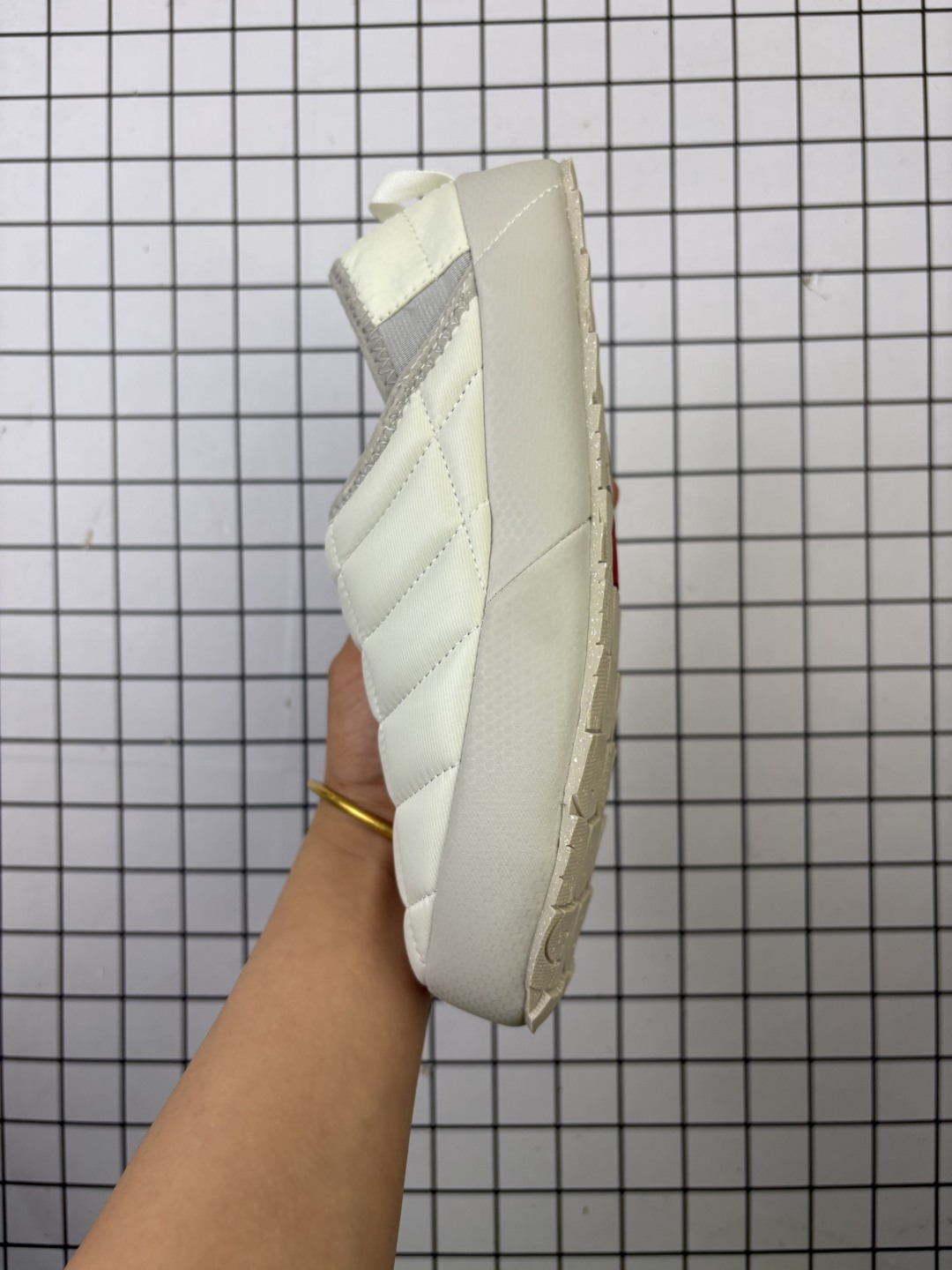 💰110
THE NORTH FACE北面男女鞋25春夏户外轻便透气舒适防滑休闲营地鞋板鞋 毛毛虫 复古百搭厚底增高运动板鞋 轻巧、柔软、温暖、灵活。居家室内一脚蹬休闲面包鞋采用尼龙帆布鞋面材质#外置轻量PU鞋底❗毛毛虫鞋的设计灵感来源于其独特的外观,鞋身采用柔软的材料,提供极佳的舒适度。鞋底设计考虑了抓地力,适合各种户外活动。此外,该鞋还具有良好的透气性,即使在长时间穿着下也能保持脚部干爽。
类型:男女鞋
码数:36-45
编码:698