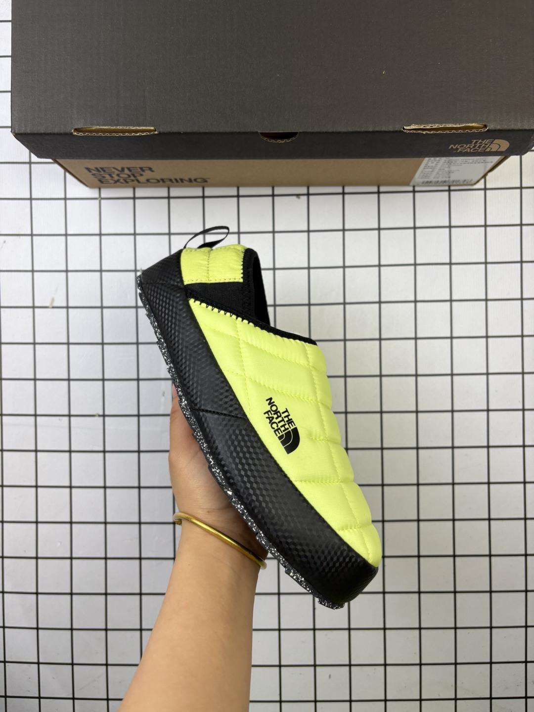 🈴💰110
THE NORTH FACE北面男女鞋25春夏户外轻便透气舒适防滑休闲营地鞋板鞋 毛毛虫 复古百搭厚底增高运动板鞋 轻巧、柔软、温暖、灵活。居家室内一脚蹬休闲面包鞋采用尼龙帆布鞋面材质#外置轻量PU鞋底❗毛毛虫鞋的设计灵感来源于其独特的外观，鞋身采用柔软的材料，提供极佳的舒适度。鞋底设计考虑了抓地力，适合各种户外活动。此外，该鞋还具有良好的透气性，即使在长时间穿着下也能保持脚部干爽‌‌。

类型：男女鞋
码数：36-45
编码：698