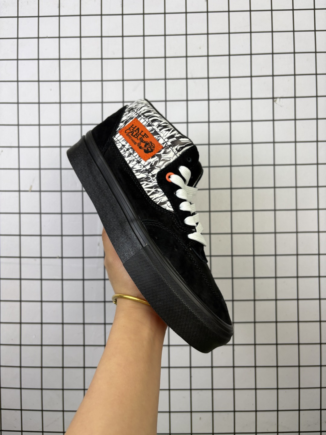 💰180 哈佛万斯Vans Half Cab 33 DX 时尚休闲 中帮 板鞋 男女同款 黑Half Cab为传奇滑冰运动员Steve Caballero的签名鞋带来经典外观这款中帮滑板鞋流线型且经久耐用，鞋面采用毛绒绒面革和皮革材料混合制成。黑色为运动鞋带来垂坠感，而白色缝线、鞋带和品牌标识则营造出经典配色方案。清爽的白色鞋底完成了外观和滑冰都很好的设计。及踝长度、正面系带开合、缝线细节和白色橡胶鞋底。这些款式由优质运动鞋和街头服饰市场提供。Size:35～44 编码：648