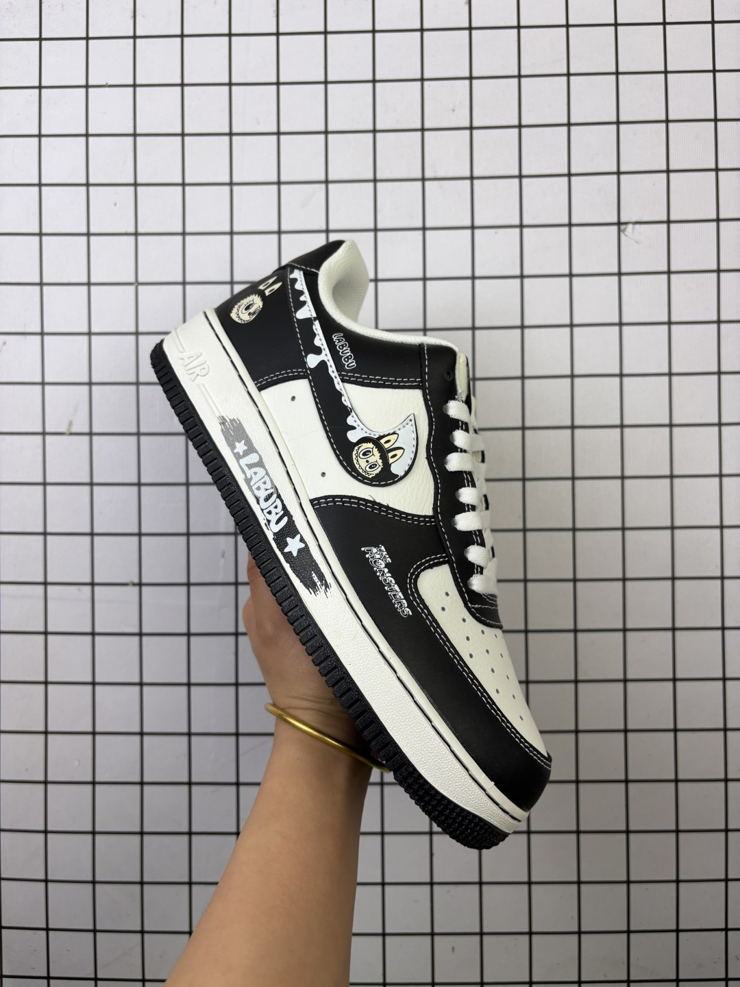 💰230
海外限量发售！公司级NIke Air Force 1 '07 Low “黑色涂鸦拉布布”空军一号 低帮 运动鞋 休闲鞋 折边针车 工艺难度大 原楦头原纸板 原装鞋盒 定制五金配件 内置全掌气垫 原厂鞋底 
货号：KJ5188-001
Size：36 36.5 37.5 38 38.5 39 40 40.5 41 42 42.5 43 44 44.5 45