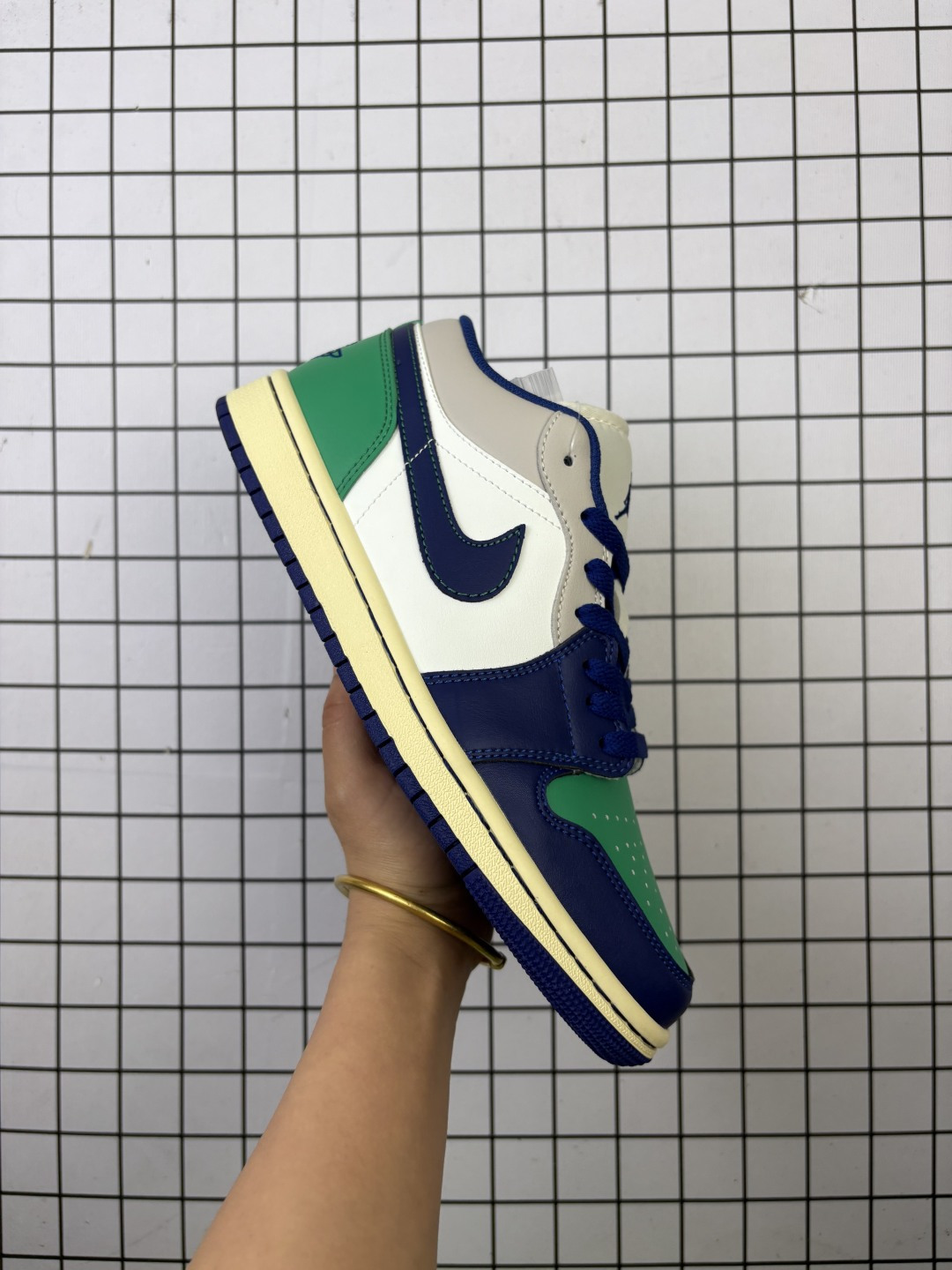 💰140 Air Jordan 1 Low 低帮 白蓝绿 AJ1 乔丹1代 aj1 乔1 低邦 白绿蓝 乔丹篮球鞋系列 整双鞋选用白绿蓝配色示人并辅以皮质鞋面，鞋面、后跟采用绿色皮革打造，搭配蓝色框架覆盖层，鞋身两侧Swoosh Logo采用蓝色点缀，鞋舌上Jumpman Logo也以蓝色刺绣呈现，后跟Wwings Logos辅以蓝色刺绣妆点，最后以做旧氧化中底搭配蓝色橡胶外底完善整体设计收尾。 男货号：553558-147 女货号：553560-147 尺码：36 36.5 37.5 38 38.5 39 40 40.5 41 42 42.5 43 44 44.5 45 46 编码757
