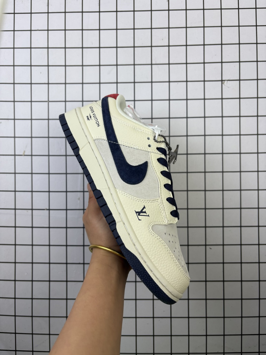 Nike/耐克 男女鞋真标半码制,全新2021版更新数据窄楦翘头版型,采用软质荔枝纹牛剖革组合猪巴革鞋面材质,大厂水平严控清洁度,缜密拉帮中底布,鞋垫嵌EVA缓震物料及背胶,全新窄版翘头耐磨橡胶大底❗️创意定制配色,联乘法国顶级高奢品牌·路易威登Louis Vuitton x Nike SB Dunk Low"Beige/Navy/Gold LV"扣篮系列低帮休闲运动滑板板鞋“米白红海军蓝LV印花 FC1688-134 类型:男女鞋 编码:头H