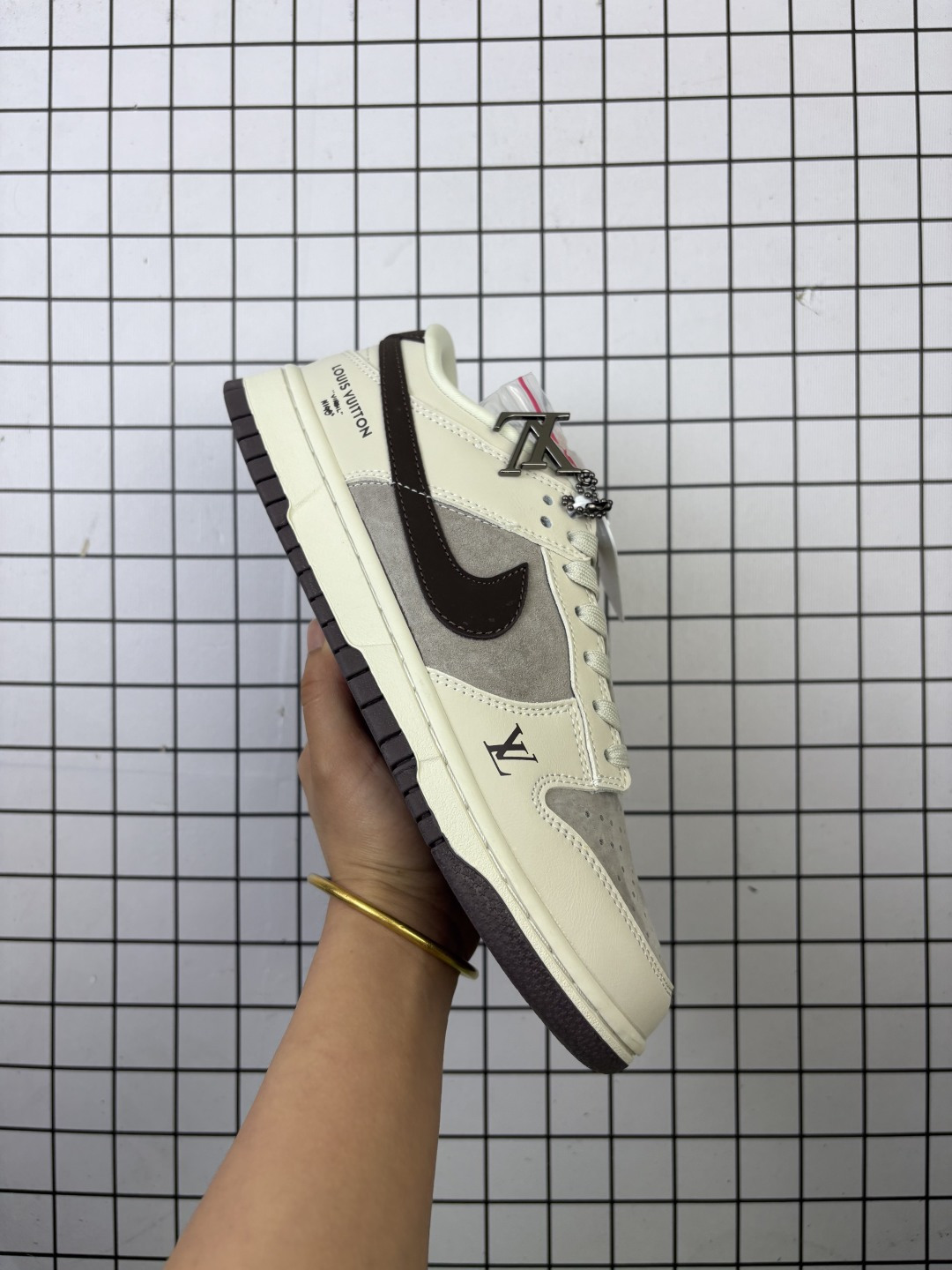 Nike/耐克 男女鞋真标半码制,全新2021版更新数据窄楦翘头版型,采用软质荔枝纹牛剖革组合猪巴革鞋面材质,大厂水平严控清洁度,缜密拉帮中底布,鞋垫嵌EVA缓震物料及背胶,全新窄版翘头耐磨橡胶大底❗️创意定制配色,联乘法国顶级高奢品牌·路易威登Louis Vuitton x Nike SB Dunk Low"Beige/Navy/Gold LV"扣篮系列低帮休闲运动滑板板鞋“米白红海军蓝LV印花 FC1688-134 类型:男女鞋 编码:头H