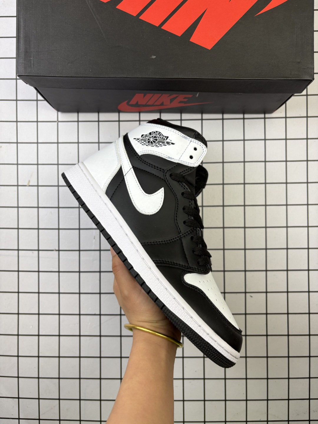 乔丹/Air Jordan 1 High OG ”Lost & Found“ 高帮 AJ1 乔丹1代 aj1 乔1 高邦 乔丹篮球鞋系列 鞋款采用白色皮质面料打造鞋面,搭配红色框架点缀,构成经典的芝加哥配色.鞋侧的Swoosh采用黑色呈现,搭配黑色鞋帮飞翼Logo与纯白鞋舌.鞋款鞋帮位置以及鞋面,均采用爆裂纹设计,但整体而言并不突兀,还是值得期待的,鞋底部分,纯白中底搭配红色大底. 货号:DZ5485-020 编码771
