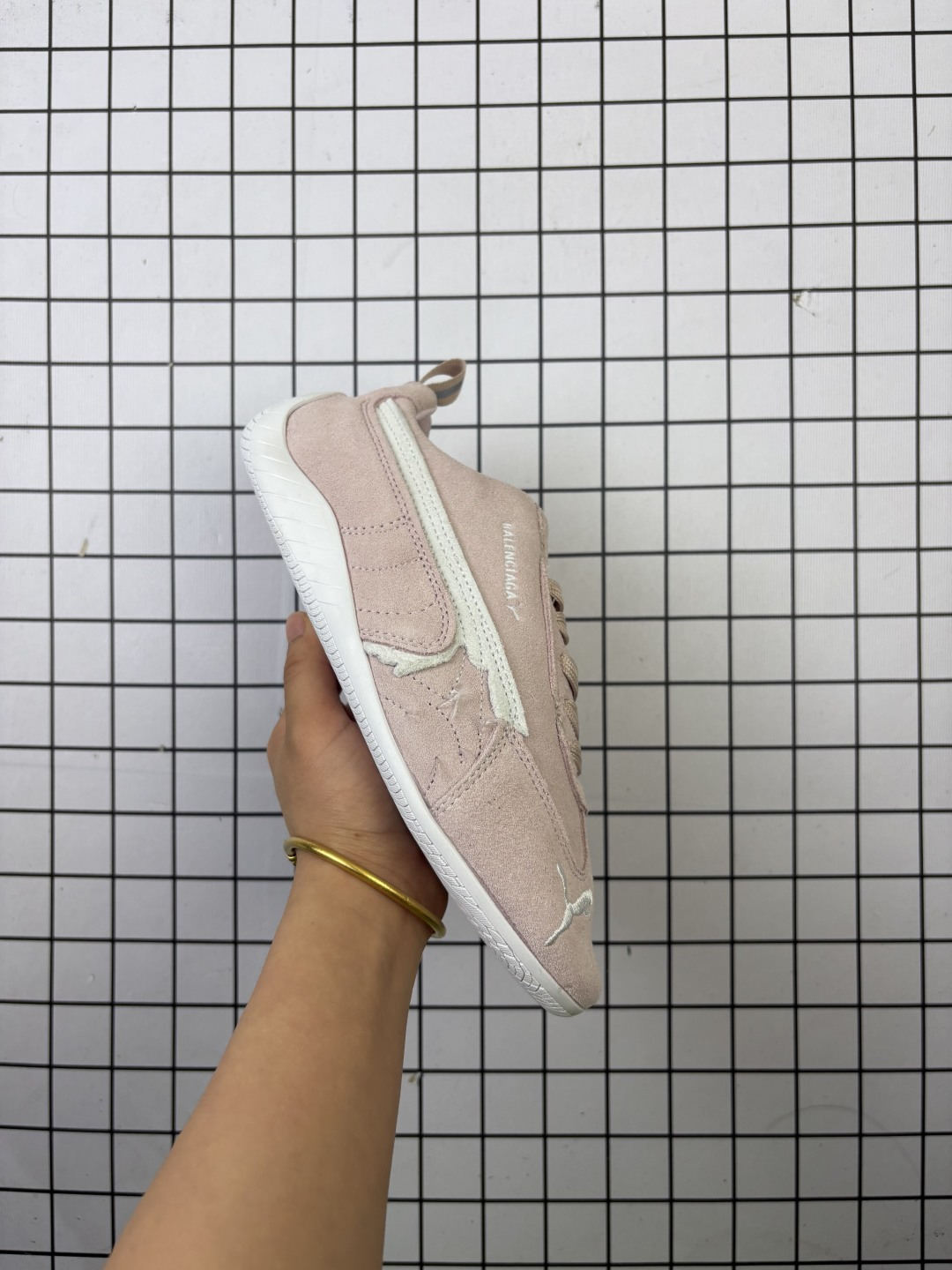 PUMA 彪马 x Balenciaga巴黎世家 Speedcat 系列 薄底鞋 牛皮绒面革 圆头做旧磨损 低帮 生活休闲鞋 极速赛车系列 复古运动休闲跑鞋 充正版本 鞋面设计轻量透气 提供了舒适性和穿着感受 柔软内里材质 穿着更加舒适 橡胶鞋底提供持久的牵引力 官方货号:406519-03 编码757