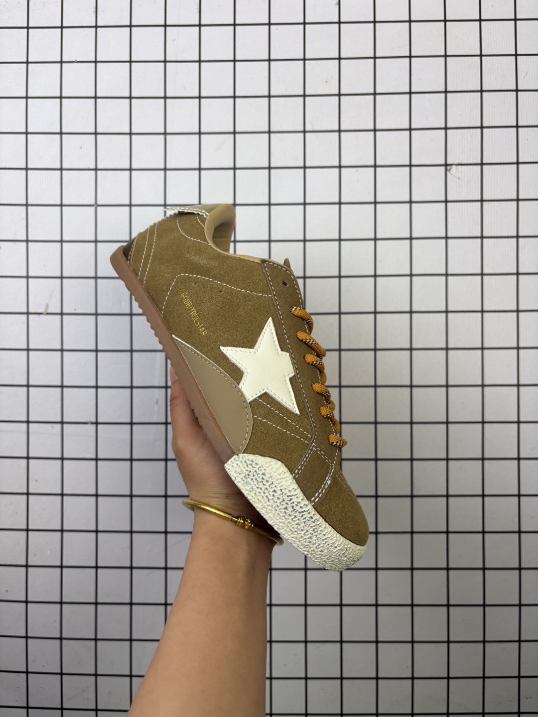 💰170
Golden Goose Deluxe Brand SStar 大星星标志 来自意大利GGDB运动跑步鞋 潮复古板鞋，宋仲基欧巴各种剧照上脚~日常上脚~绝佳的上脚体验各种形态均可轻松驾驭360度无死角轻松驾驭。GGDB秋冬新款  这是一双复古风格的运动鞋，GoldenGoose GGDB 手工打造、每一双都是独一无二的与众不同，潮圈、明星、达人、网红纷纷爱上，百搭上脚效果特好。

码数：36 37 38 39 40 41 42 43 44 45
编码103