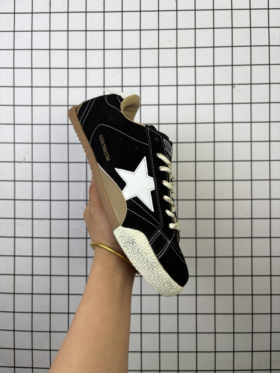 💰170
Golden Goose Deluxe Brand SStar 大星星标志 来自意大利GGDB运动跑步鞋 潮复古板鞋，宋仲基欧巴各种剧照上脚~日常上脚~绝佳的上脚体验各种形态均可轻松驾驭360度无死角轻松驾驭。GGDB秋冬新款  这是一双复古风格的运动鞋，GoldenGoose GGDB 手工打造、每一双都是独一无二的与众不同，潮圈、明星、达人、网红纷纷爱上，百搭上脚效果特好。

码数：36 37 38 39 40 41 42 43 44 45
编码103