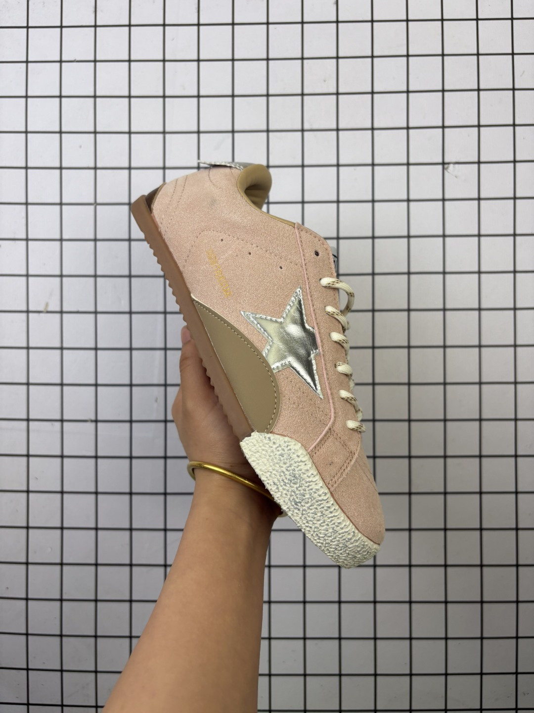 💰170
Golden Goose Deluxe Brand SStar 大星星标志 来自意大利GGDB运动跑步鞋 潮复古板鞋，宋仲基欧巴各种剧照上脚~日常上脚~绝佳的上脚体验各种形态均可轻松驾驭360度无死角轻松驾驭。GGDB秋冬新款  这是一双复古风格的运动鞋，GoldenGoose GGDB 手工打造、每一双都是独一无二的与众不同，潮圈、明星、达人、网红纷纷爱上，百搭上脚效果特好。

码数：36 37 38 39 40 41 
编码103