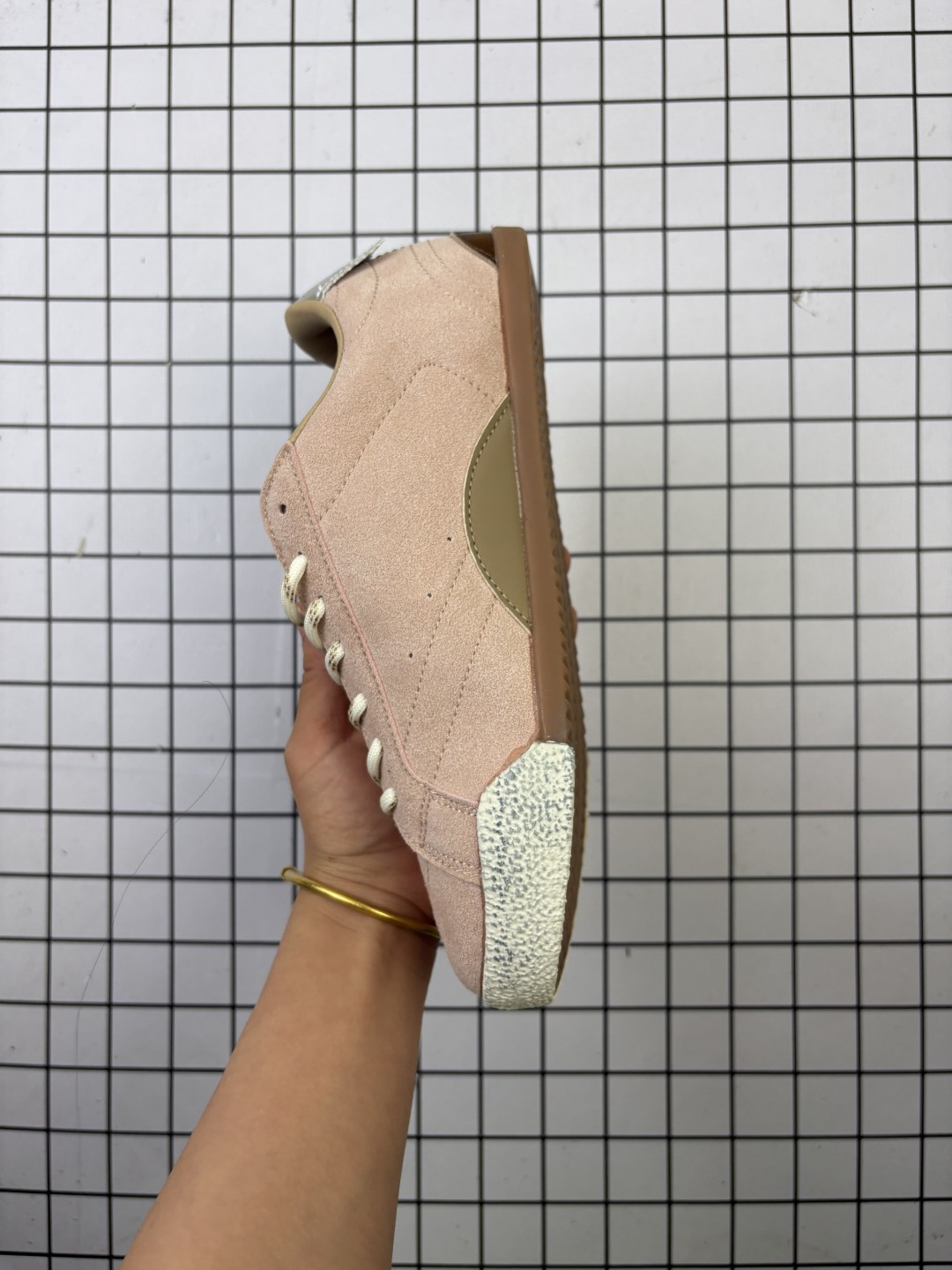 💰170
Golden Goose Deluxe Brand SStar 大星星标志 来自意大利GGDB运动跑步鞋 潮复古板鞋,宋仲基欧巴各种剧照上脚~日常上脚~绝佳的上脚体验各种形态均可轻松驾驭360度无死角轻松驾驭。GGDB秋冬新款 这是一双复古风格的运动鞋,GoldenGoose GGDB 手工打造、每一双都是独一无二的与众不同,潮圈、明星、达人、网红纷纷爱上,百搭上脚效果特好。
码数:36 37 38 39 40 41
编码103