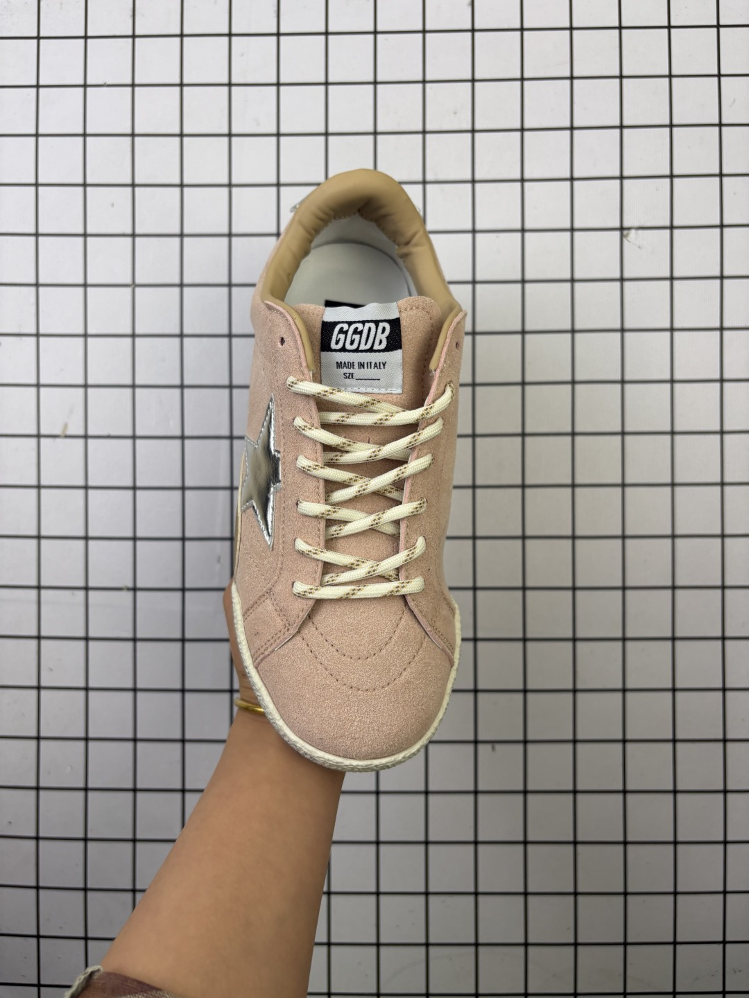 💰170
Golden Goose Deluxe Brand SStar 大星星标志 来自意大利GGDB运动跑步鞋 潮复古板鞋,宋仲基欧巴各种剧照上脚~日常上脚~绝佳的上脚体验各种形态均可轻松驾驭360度无死角轻松驾驭。GGDB秋冬新款 这是一双复古风格的运动鞋,GoldenGoose GGDB 手工打造、每一双都是独一无二的与众不同,潮圈、明星、达人、网红纷纷爱上,百搭上脚效果特好。
码数:36 37 38 39 40 41
编码103