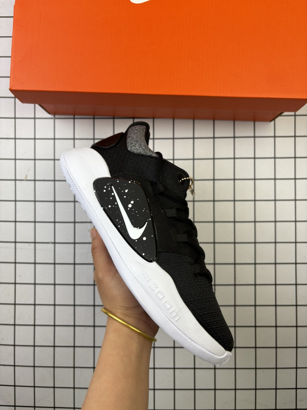 耐克NIKE Hyperdunk X Low EP 全新配色专业实战篮球鞋.货号:AR0465 100 这样的缓震科技配置`使得Zoom能更接近地面, 也代表着更为贴地的脚感,进而在瞬间切入、强攻篮下时,可以更精准的掌控所跨出的每一步. 编码788