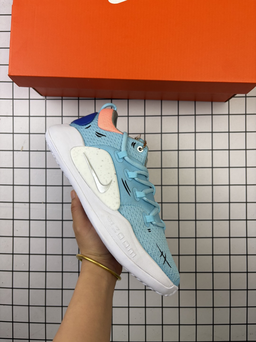 耐克NIKE Hyperdunk X Low EP 全新配色专业实战篮球鞋.货号:AR0465 100 这样的缓震科技配置`使得Zoom能更接近地面, 也代表着更为贴地的脚感,进而在瞬间切入、强攻篮下时,可以更精准的掌控所跨出的每一步. 编码788