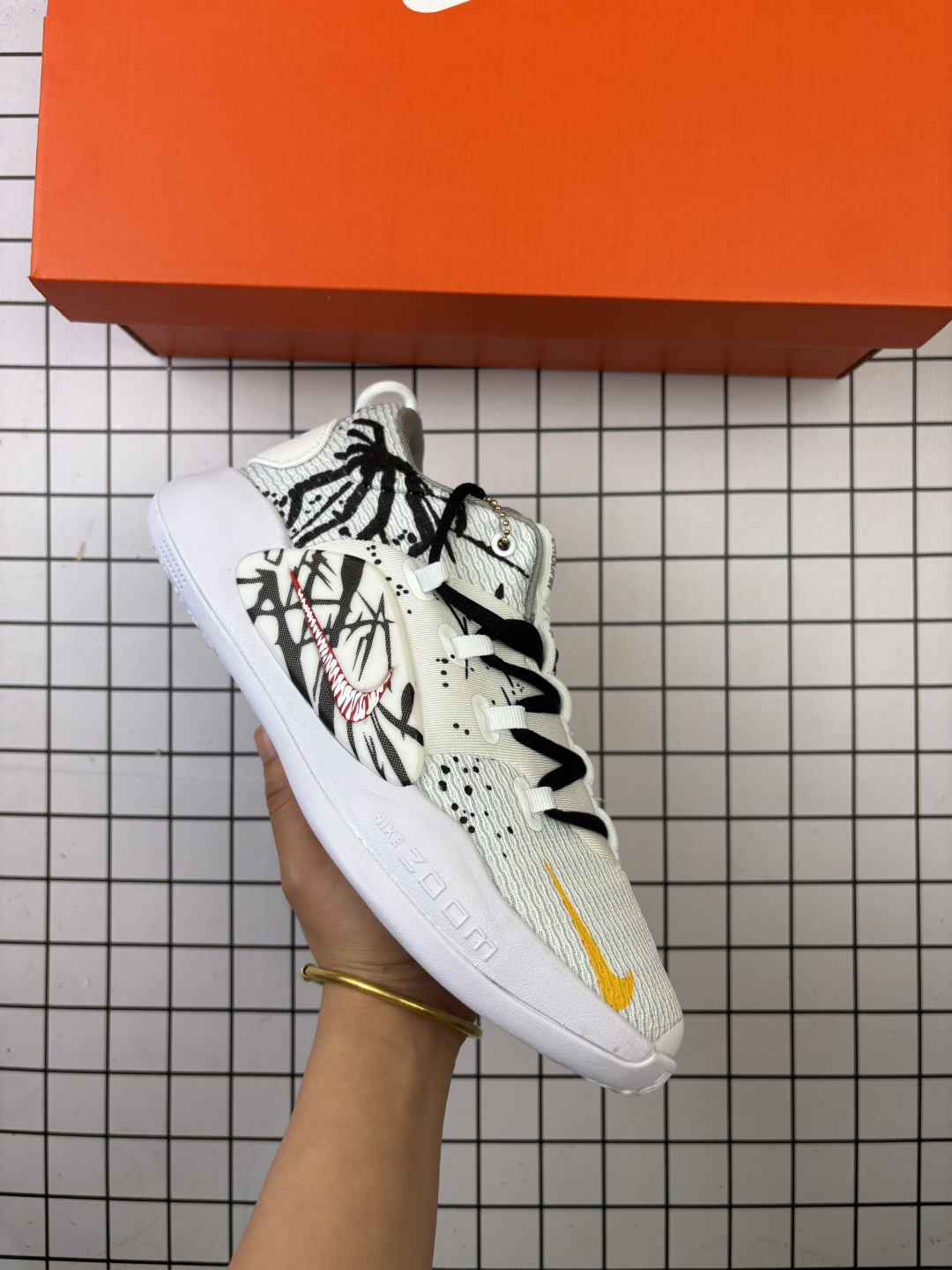 耐克NIKE Hyperdunk X Low EP 全新配色专业实战篮球鞋.货号:AR0465 100 这样的缓震科技配置`使得Zoom能更接近地面, 也代表着更为贴地的脚感,进而在瞬间切入、强攻篮下时,可以更精准的掌控所跨出的每一步. 编码788