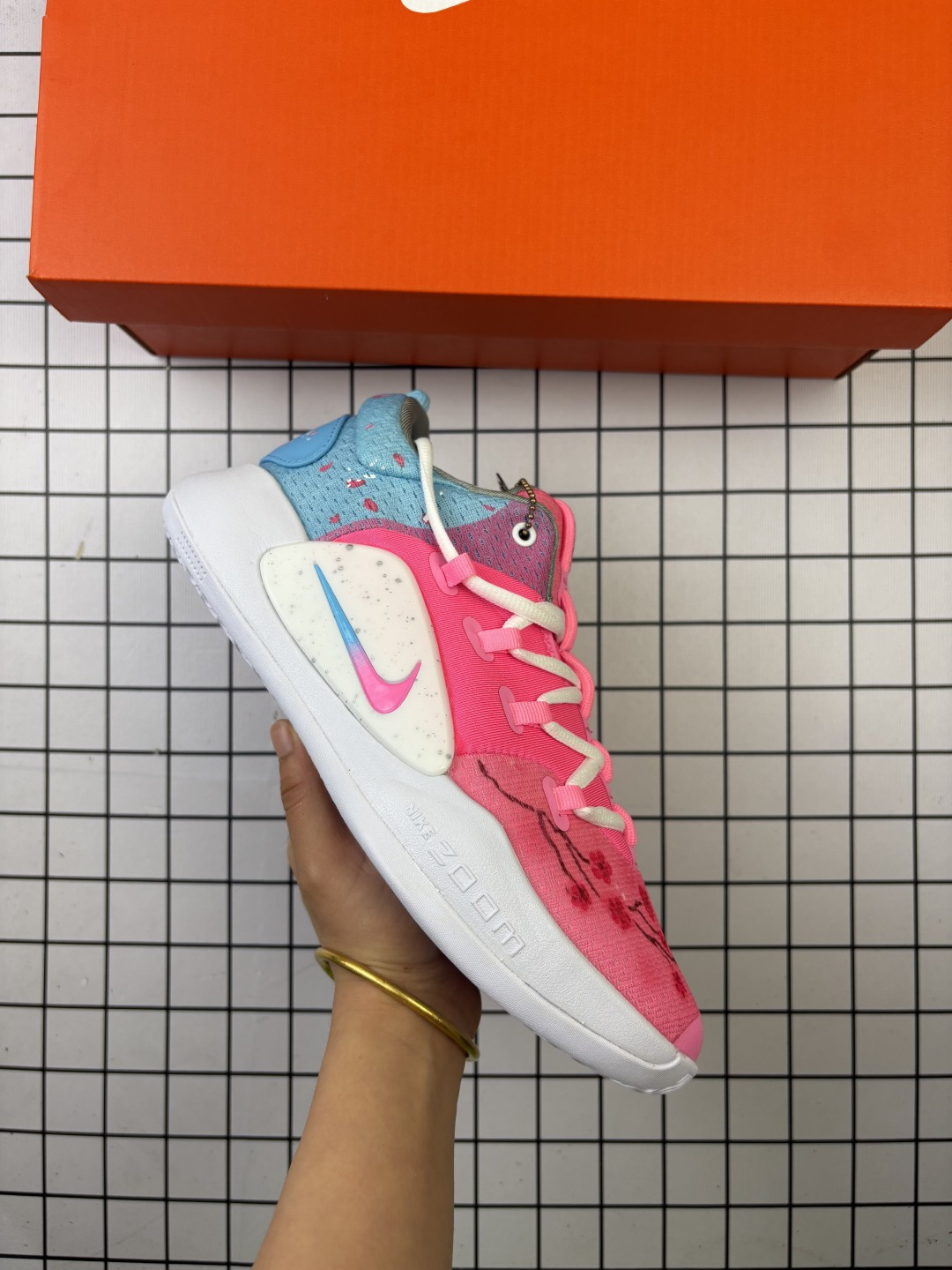 耐克NIKE Hyperdunk X Low EP 全新配色专业实战篮球鞋.货号:AR0465 100 这样的缓震科技配置`使得Zoom能更接近地面, 也代表着更为贴地的脚感,进而在瞬间切入、强攻篮下时,可以更精准的掌控所跨出的每一步. 编码788