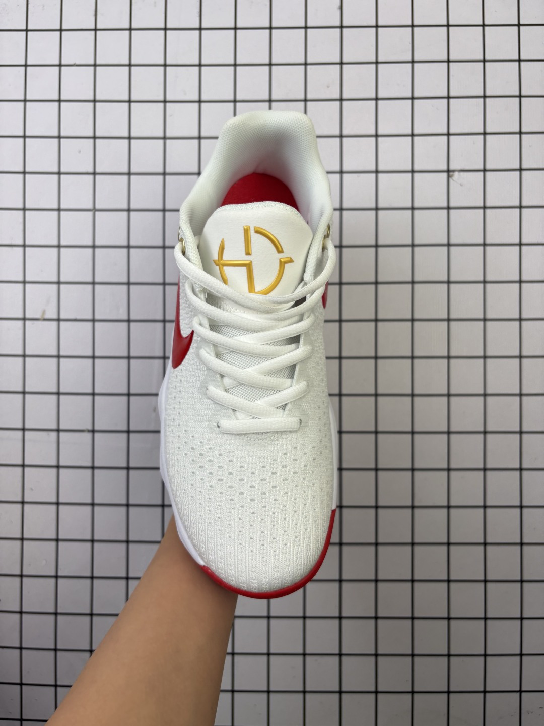 耐克NIKE Hyperdunk X Low EP 全新配色专业实战篮球鞋.货号:AR0465 100 这样的缓震科技配置`使得Zoom能更接近地面, 也代表着更为贴地的脚感,进而在瞬间切入、强攻篮下时,可以更精准的掌控所跨出的每一步. 编码788