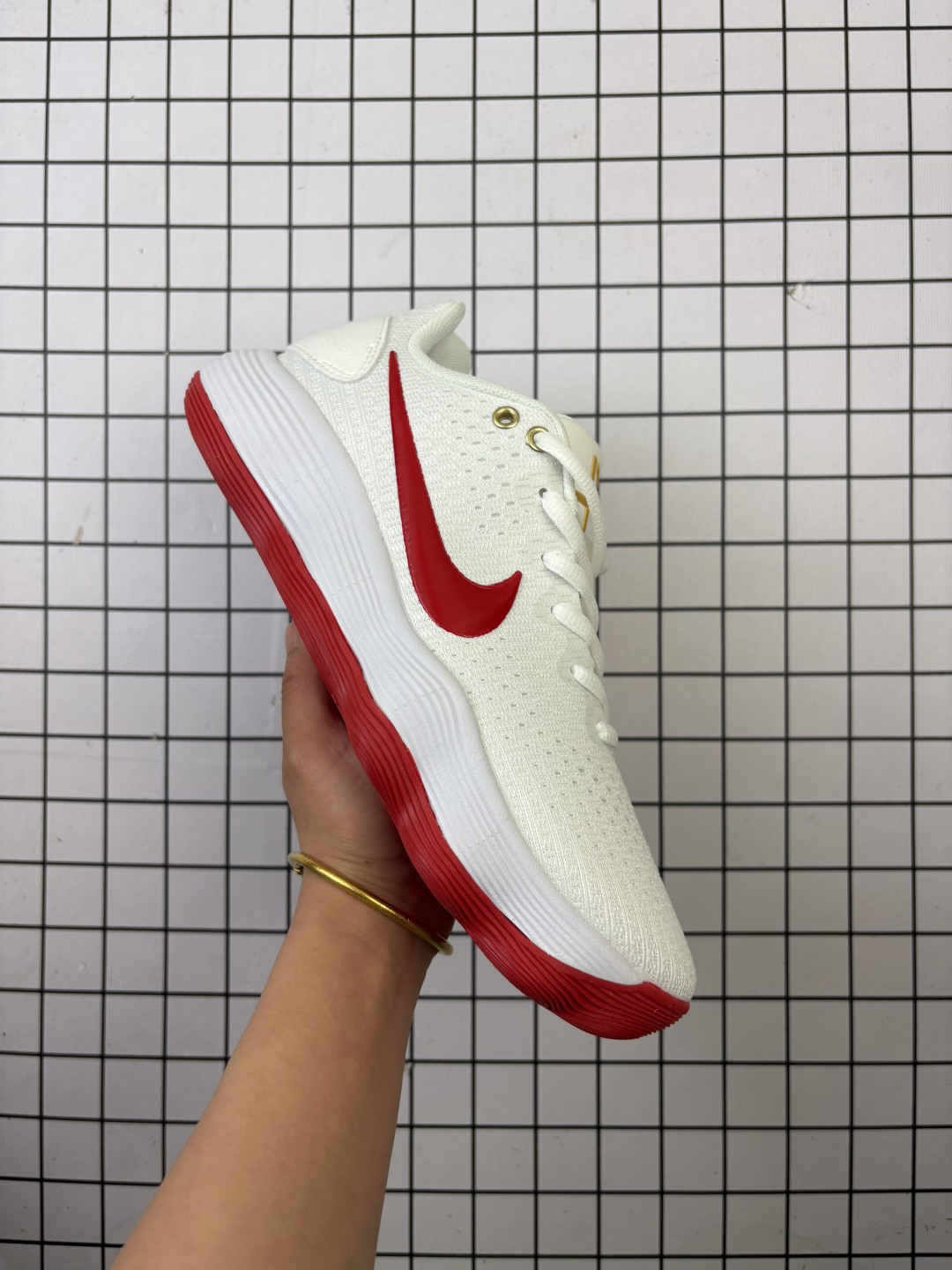 耐克NIKE Hyperdunk X Low EP 全新配色专业实战篮球鞋.货号:AR0465 100 这样的缓震科技配置`使得Zoom能更接近地面, 也代表着更为贴地的脚感,进而在瞬间切入、强攻篮下时,可以更精准的掌控所跨出的每一步. 编码788