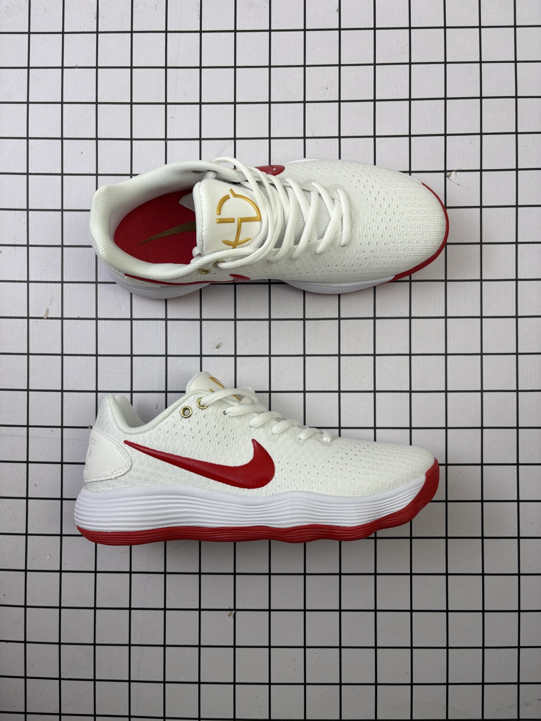 耐克NIKE Hyperdunk X Low EP 全新配色专业实战篮球鞋.货号:AR0465 100 这样的缓震科技配置`使得Zoom能更接近地面, 也代表着更为贴地的脚感,进而在瞬间切入、强攻篮下时,可以更精准的掌控所跨出的每一步. 编码788