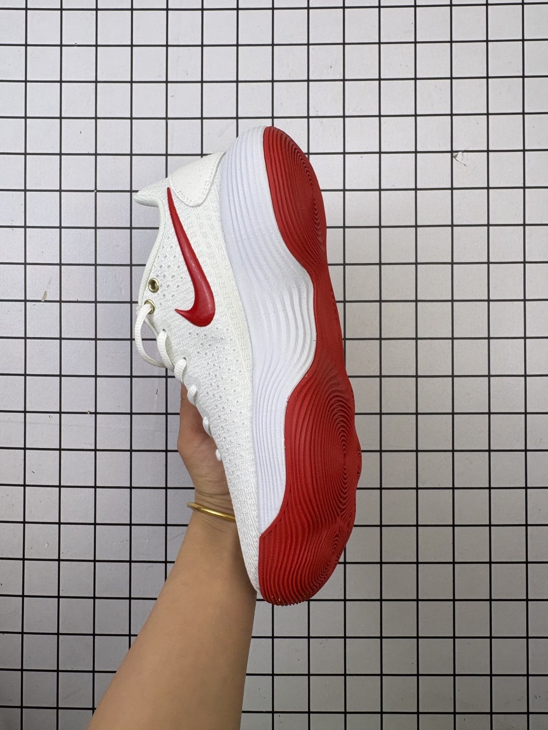 耐克NIKE Hyperdunk X Low EP 全新配色专业实战篮球鞋.货号:AR0465 100 这样的缓震科技配置`使得Zoom能更接近地面, 也代表着更为贴地的脚感,进而在瞬间切入、强攻篮下时,可以更精准的掌控所跨出的每一步. 编码788