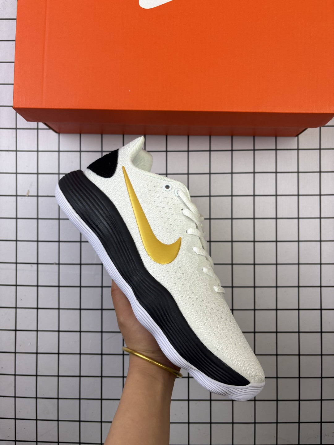 耐克NIKE Hyperdunk X Low EP 全新配色专业实战篮球鞋.货号:AR0465 100 这样的缓震科技配置`使得Zoom能更接近地面, 也代表着更为贴地的脚感,进而在瞬间切入、强攻篮下时,可以更精准的掌控所跨出的每一步. 编码788