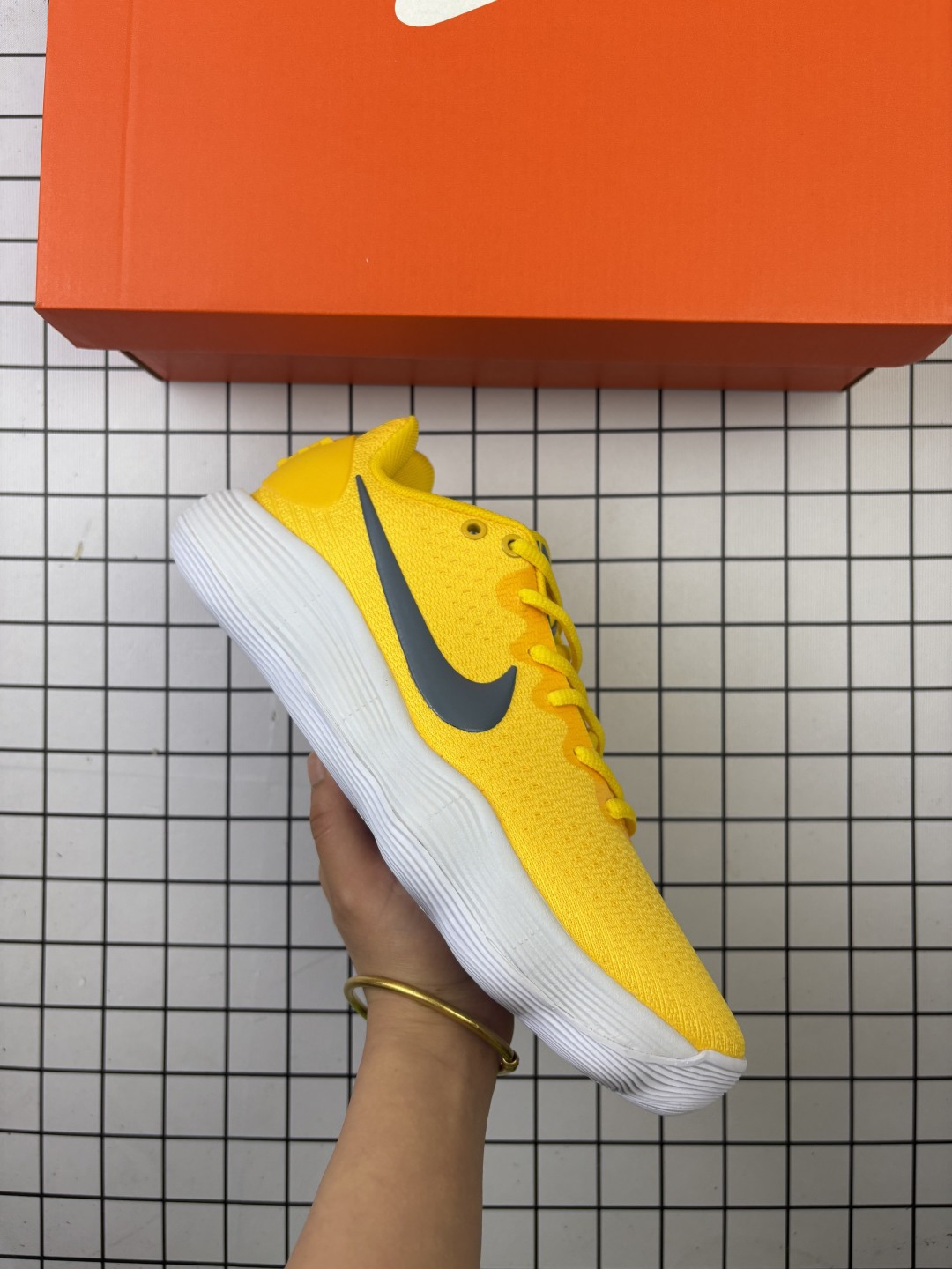 耐克NIKE Hyperdunk X Low EP 全新配色专业实战篮球鞋.货号:AR0465 100 这样的缓震科技配置`使得Zoom能更接近地面, 也代表着更为贴地的脚感,进而在瞬间切入、强攻篮下时,可以更精准的掌控所跨出的每一步. 编码788
