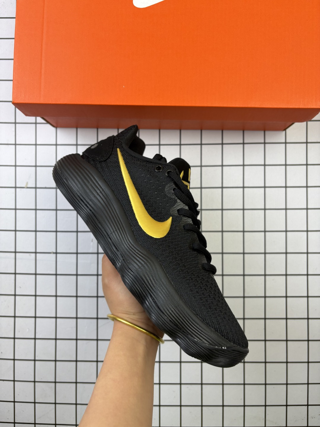 耐克NIKE Hyperdunk X Low EP 全新配色专业实战篮球鞋.货号:AR0465 100 这样的缓震科技配置`使得Zoom能更接近地面, 也代表着更为贴地的脚感,进而在瞬间切入、强攻篮下时,可以更精准的掌控所跨出的每一步. 编码788