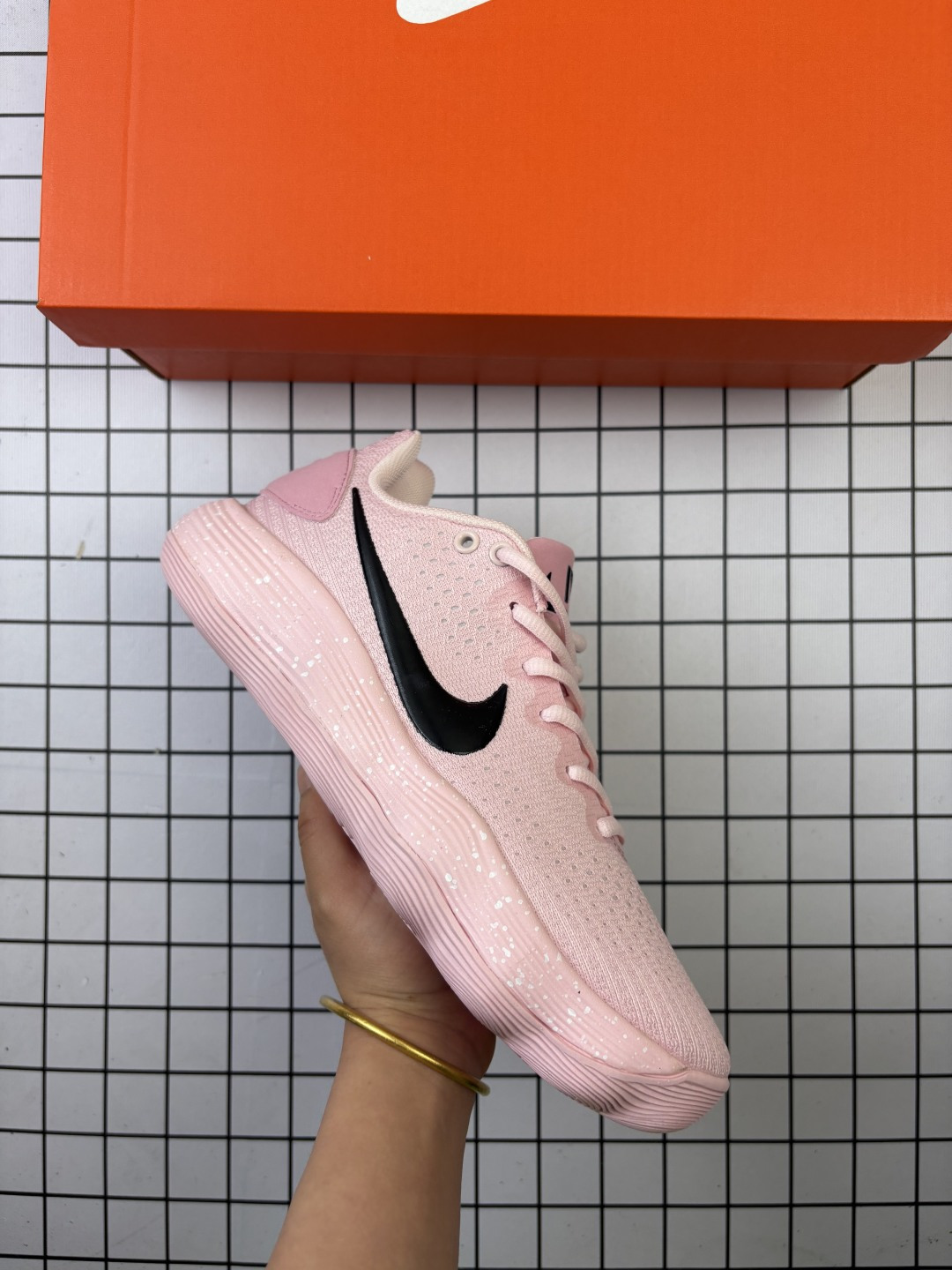 耐克NIKE Hyperdunk X Low EP 全新配色专业实战篮球鞋.货号:AR0465 100 这样的缓震科技配置`使得Zoom能更接近地面, 也代表着更为贴地的脚感,进而在瞬间切入、强攻篮下时,可以更精准的掌控所跨出的每一步. 编码788