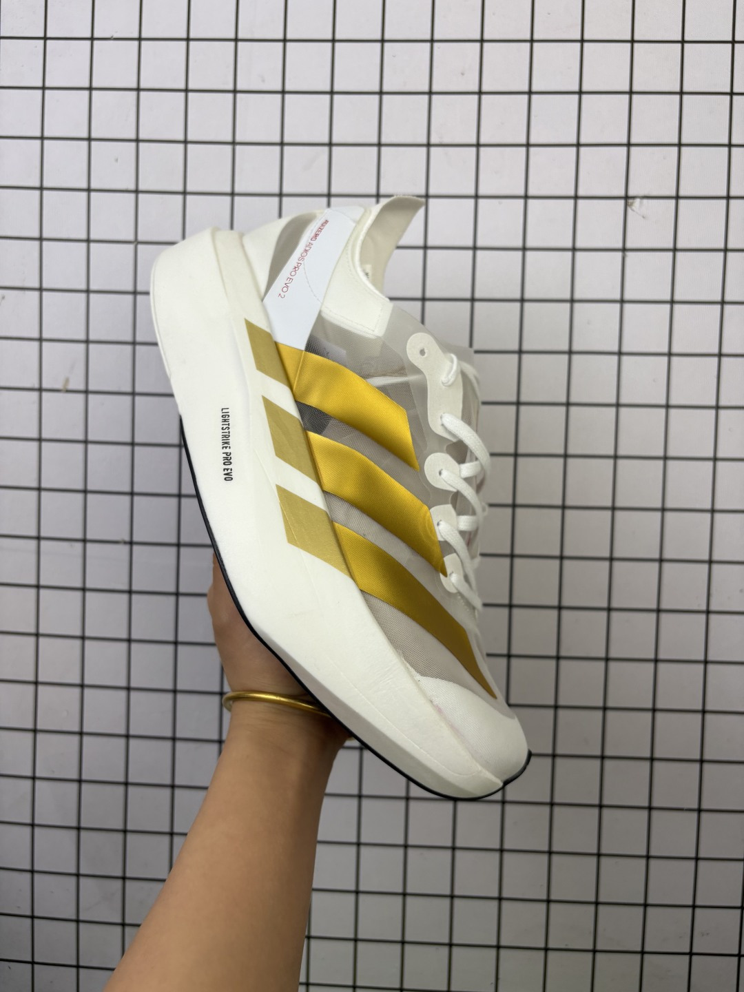 【公司级】阿迪达斯 ADIDAS ADIZERO EVO SL 2 运动舒适防滑耐磨 低帮跑步鞋 内置碳板 阿迪达斯Adizero Adios Pro Evo 2是专为精英运动员打造的顶级竞速跑鞋,通过前掌加厚设计、超轻量化鞋身和硬弹中底实现竞速性能突破.这双跑鞋很轻,中底Lightstrike Pro回弹非常直接.银色外观在阳光下有微微的金属质感,但不张扬.适合比赛和高强度训练的专业跑鞋#速度训练跑鞋 #碳板跑鞋评测 #阿迪达斯Pro #今天分享一双阿迪达斯 #碳板跑鞋之光 类型:男女鞋 货号:IH5568 含半码 编码757