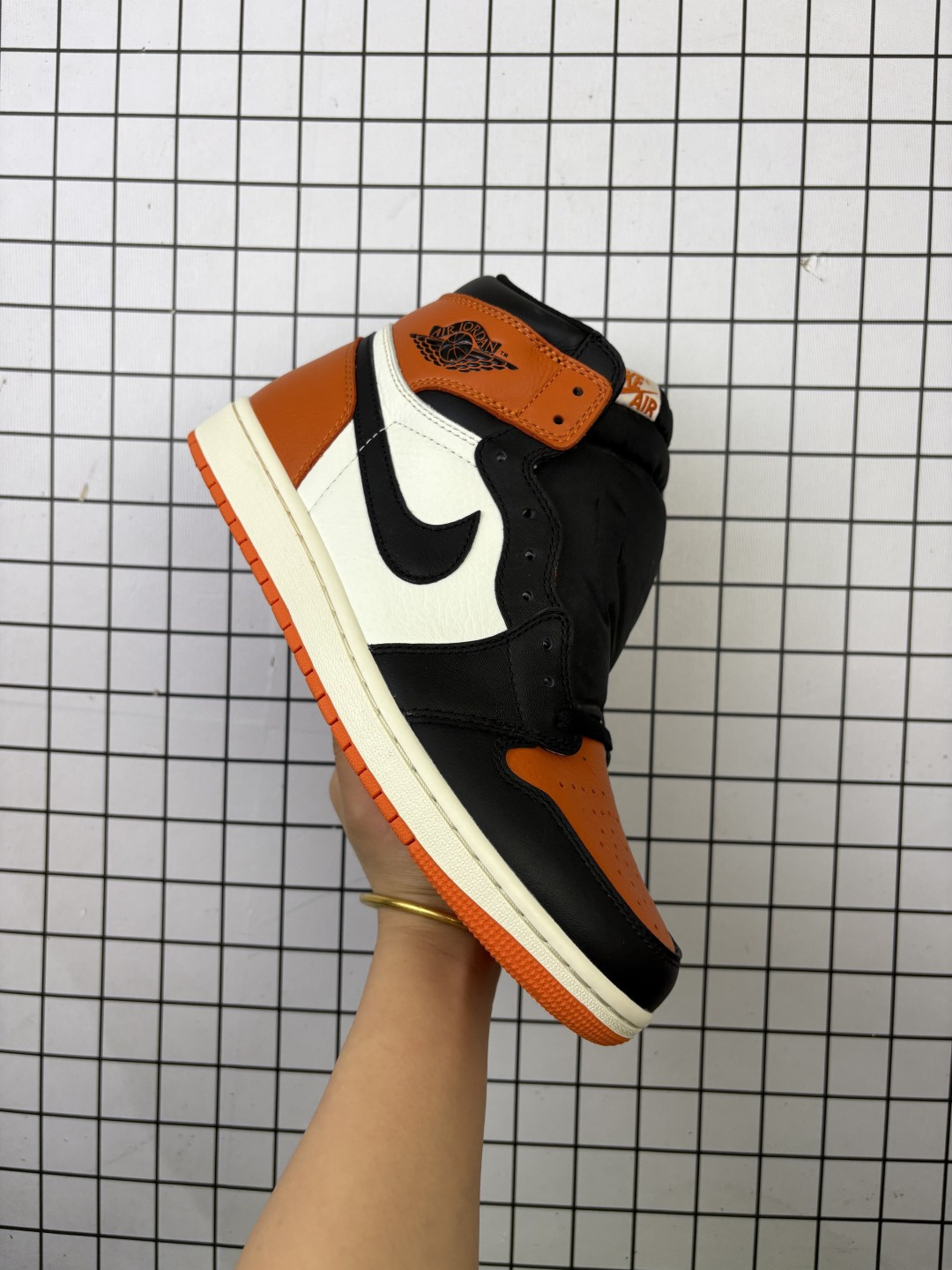 Air Jordan 1 High OG "Shattered Backboard" 高帮 复刻扣碎篮板 AJ1 乔丹1代 aj1 乔1 高邦 复刻黑扣碎 乔丹篮球鞋系列 设计灵感来源于乔丹在1985年意大利的一场表演赛中的一次传奇扣篮.当时,乔丹身穿橙色、黑色和白色球衣的他在一场表演比赛中,以一记强力扣篮直接击碎了篮板玻璃,这一幕成为了篮球史上的经典瞬间.而鞋款的配色灵感就汲取自MJ当时身着的Stefanel Trieste球衣,采用橙、黑、白三色配色设计,还原MJ球衣的色调,橙色尤为突出,又有富有质感的皮革鞋面,而橙色包围鞋头和后跟营造了亮眼的“扣碎篮板”主题,象征着乔丹那记震撼人心的扣篮.基于这个配色方案,扣碎篮板也发展出了后续的多个版本,但这一次回归的,也是人气最高的初代「扣碎篮板1.0」.鞋身两侧Swooysh Logo采用黑色点缀,鞋舌上Nike Swoosh Logo辅以橙色刺绣呈现,鞋帮侧身处Wings Loggo则以黑色压印妆点,鞋垫、鞋盒则更具细节,鞋盒在原版的基础上,加入了"扣碎"的玻璃裂痕,迎合了主题,带来更为丰富的故事性. 货号;DZ5485-008(2025版) 编码757