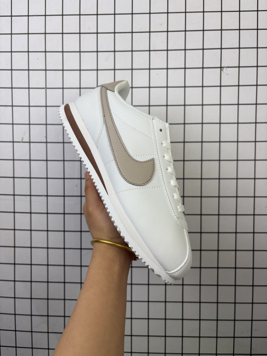 💰95
✅Nike Classic Cortez 耐克经典轻便舒适男子阿甘鞋休闲跑步鞋运动鞋 
纯粹而执着的精神 使得Cortez种在了一代人的心里 无论是否喜欢它复古的鞋型
货号:DN1791-108
尺码:36-45
编码：688