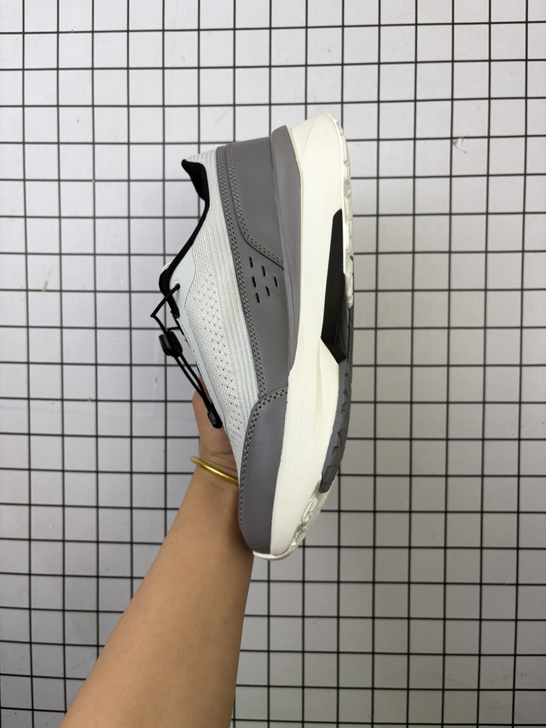 💰160
公司级 原楦原纸版开发版型,采用热熔工艺处理透气网织布鞋面材质,搭载减震科技恢复性高密EVA中底,防滑耐磨RB橡胶外底❗️越野徒步+日常通勤两不误!高端专业运动品牌/迪桑特·DESCENTE Lavitate Wire 2.0 Low 升空2.0代系列城市通勤户外休闲运动鞋 D4331RRN
类型:男女鞋
码数:36 36.5 37 38 38.5 39 40 40.5 41 42 42.5 43 44 45
编码:698